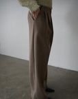 Tuck straight pants