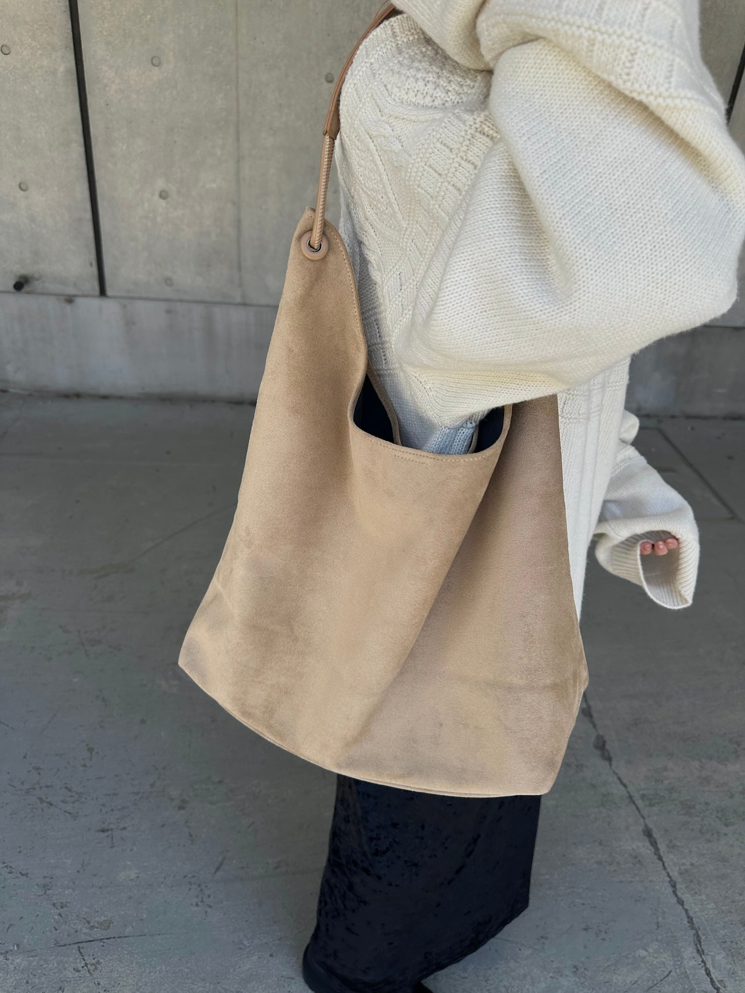 Suède round taught bag