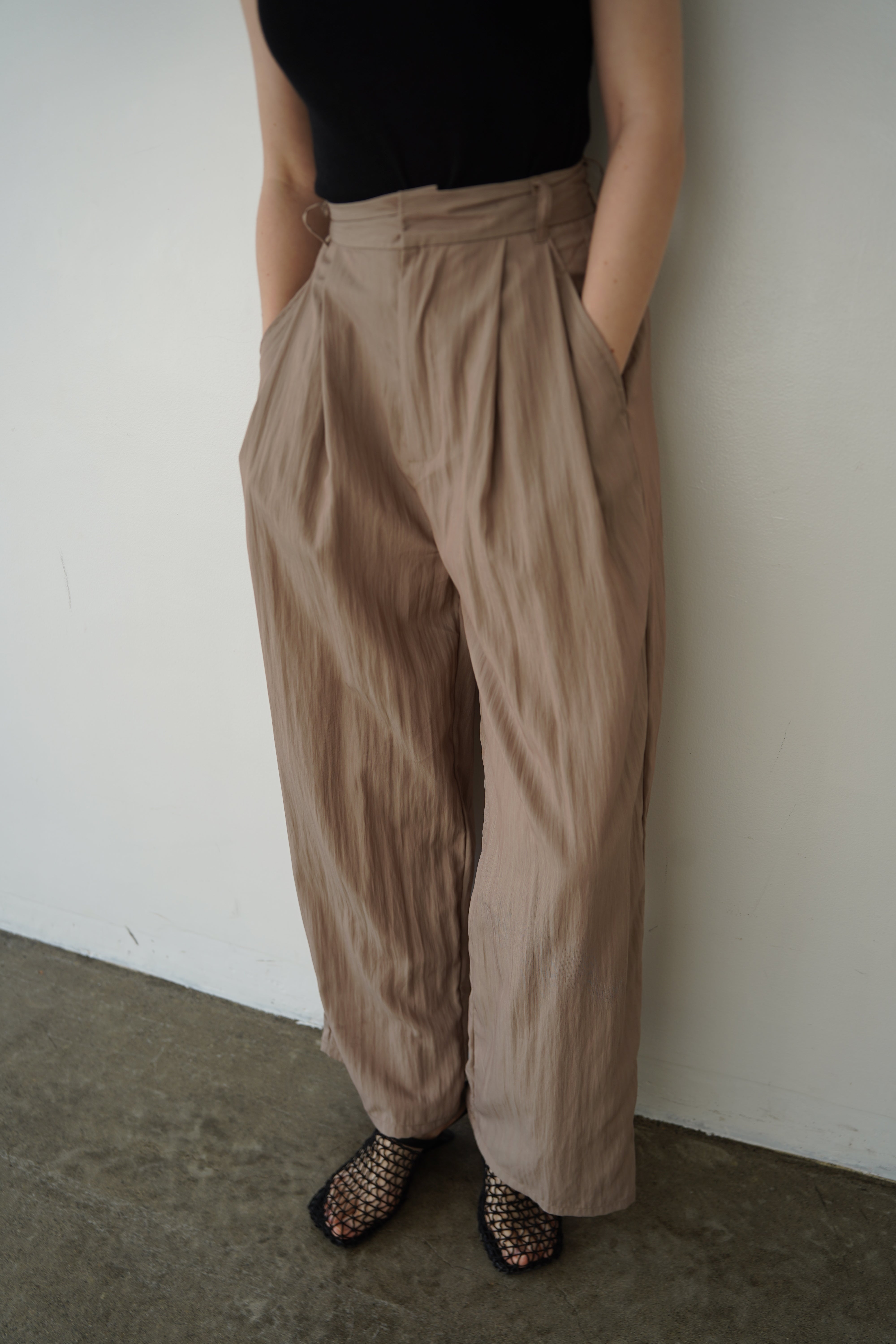 Woven tuck pants – WELINOA