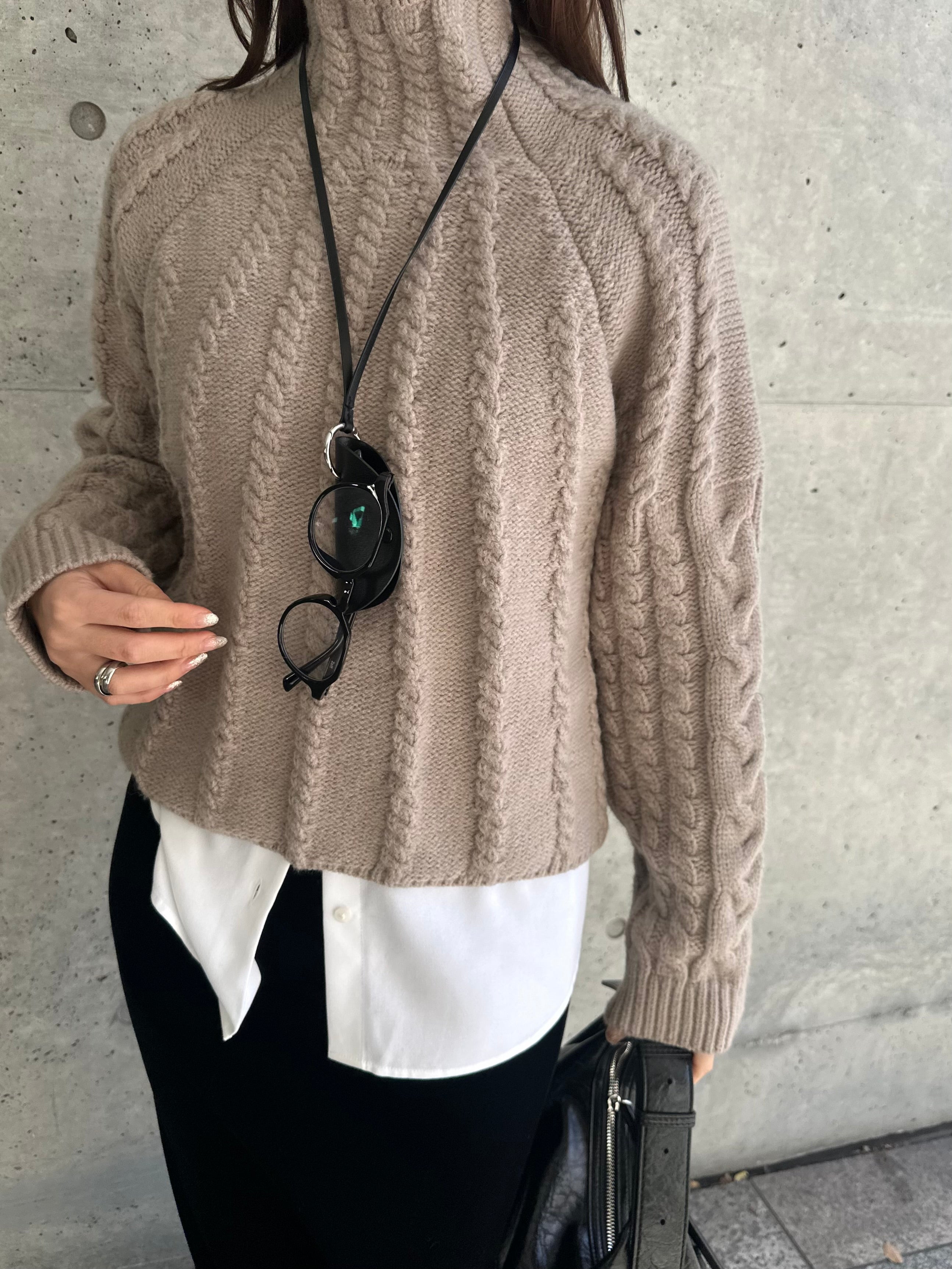 Cable hight neck knit