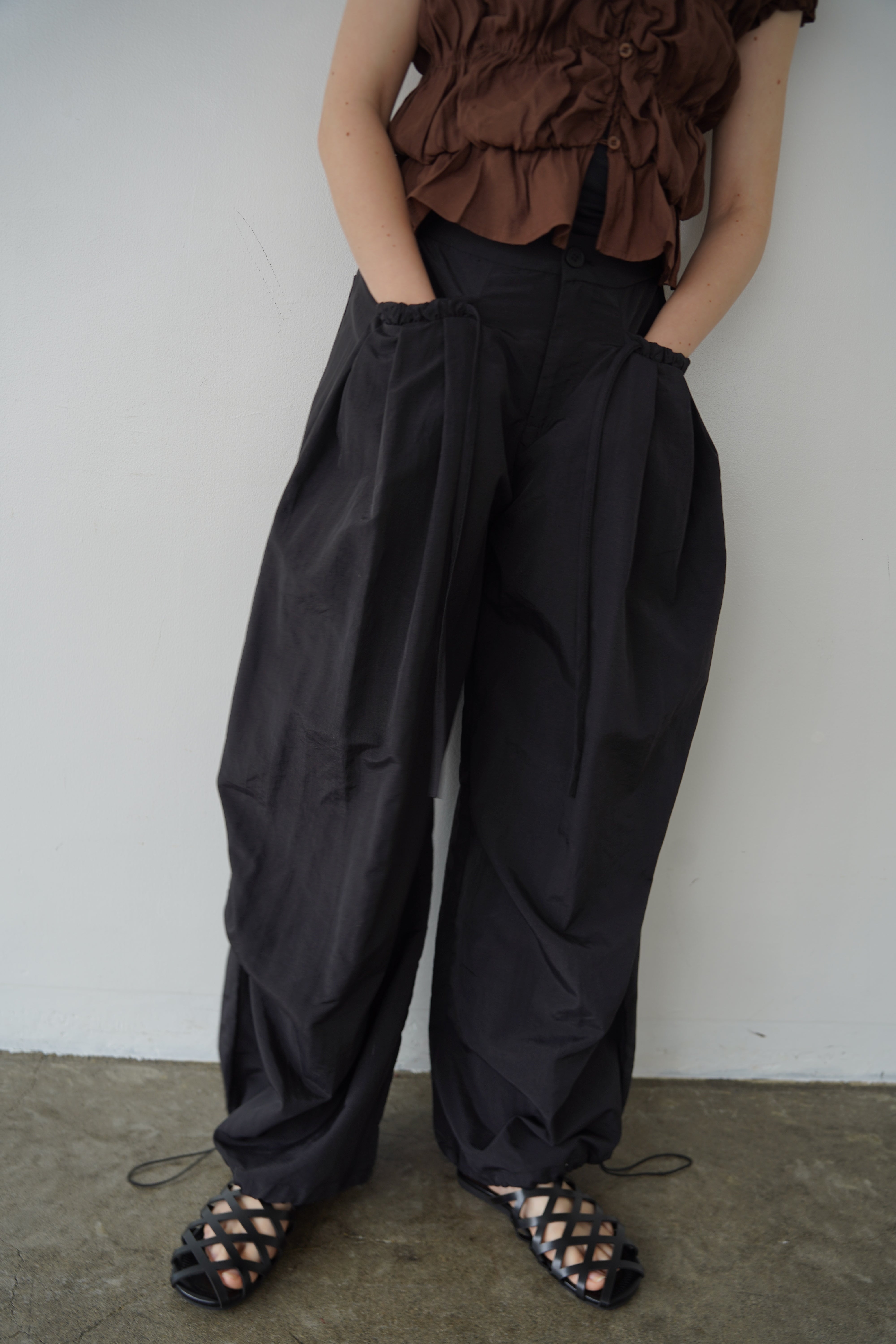 Pocket frill parachute pants