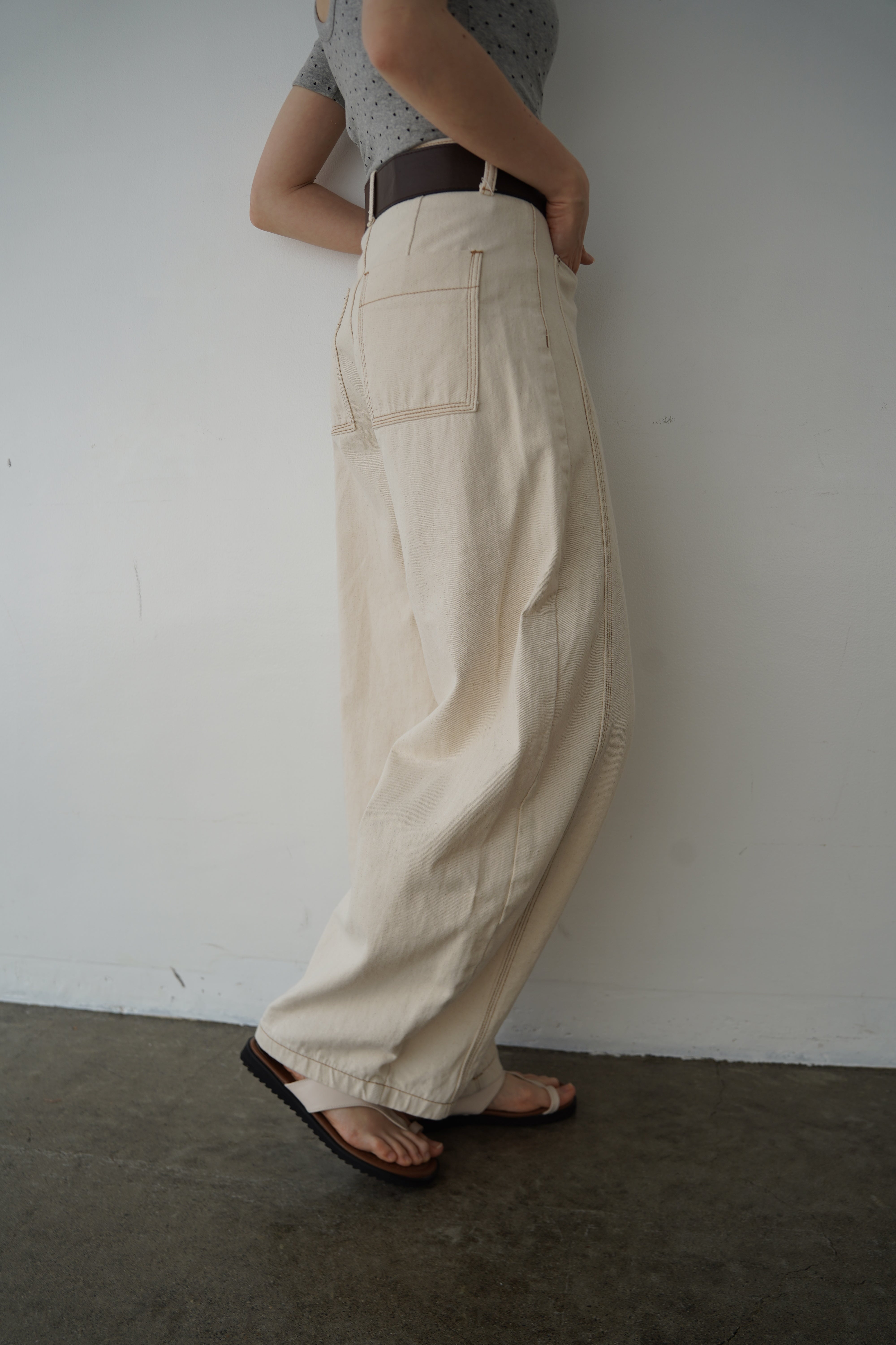 Belt curve denim pants