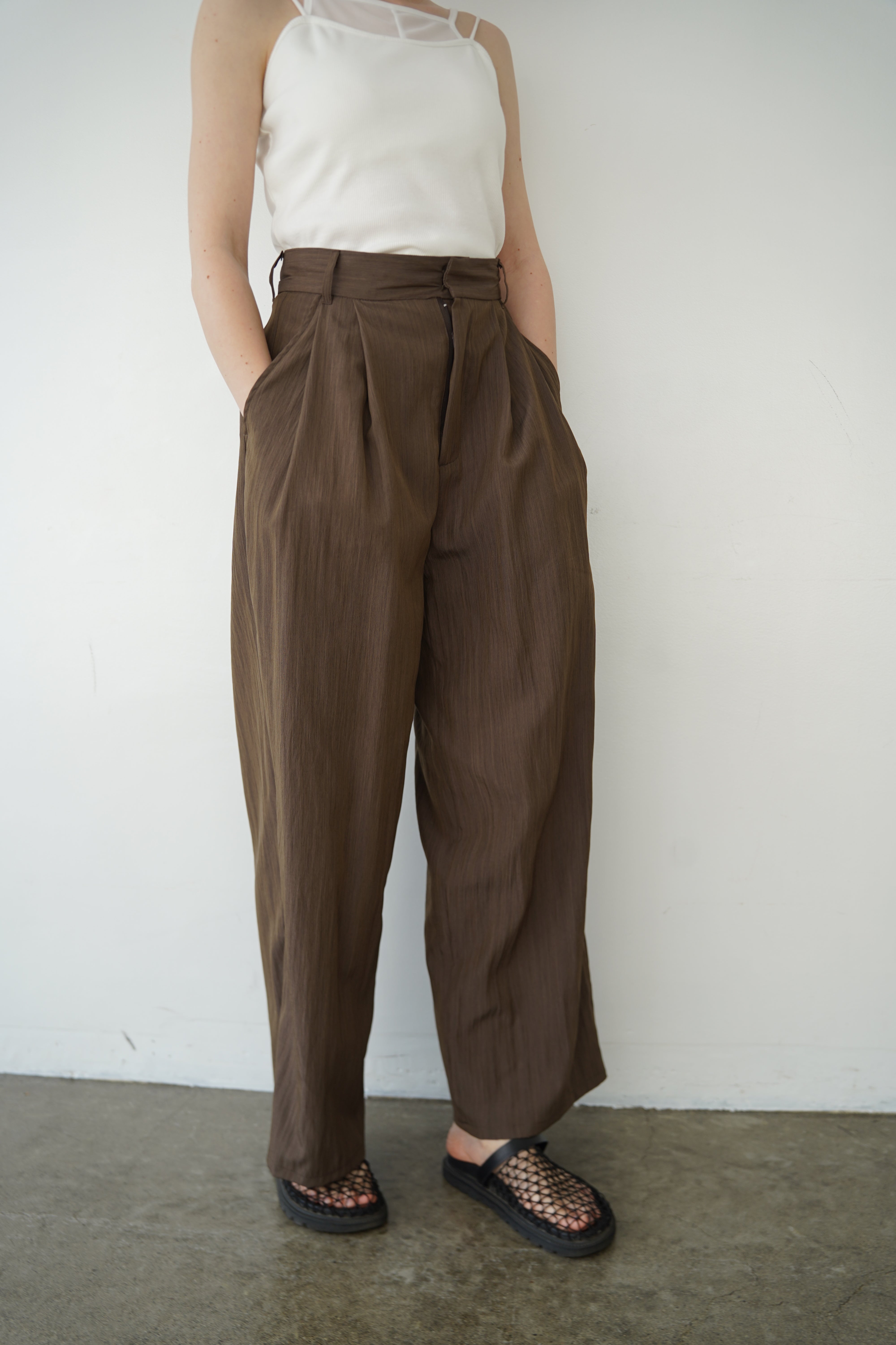 Woven tuck pants
