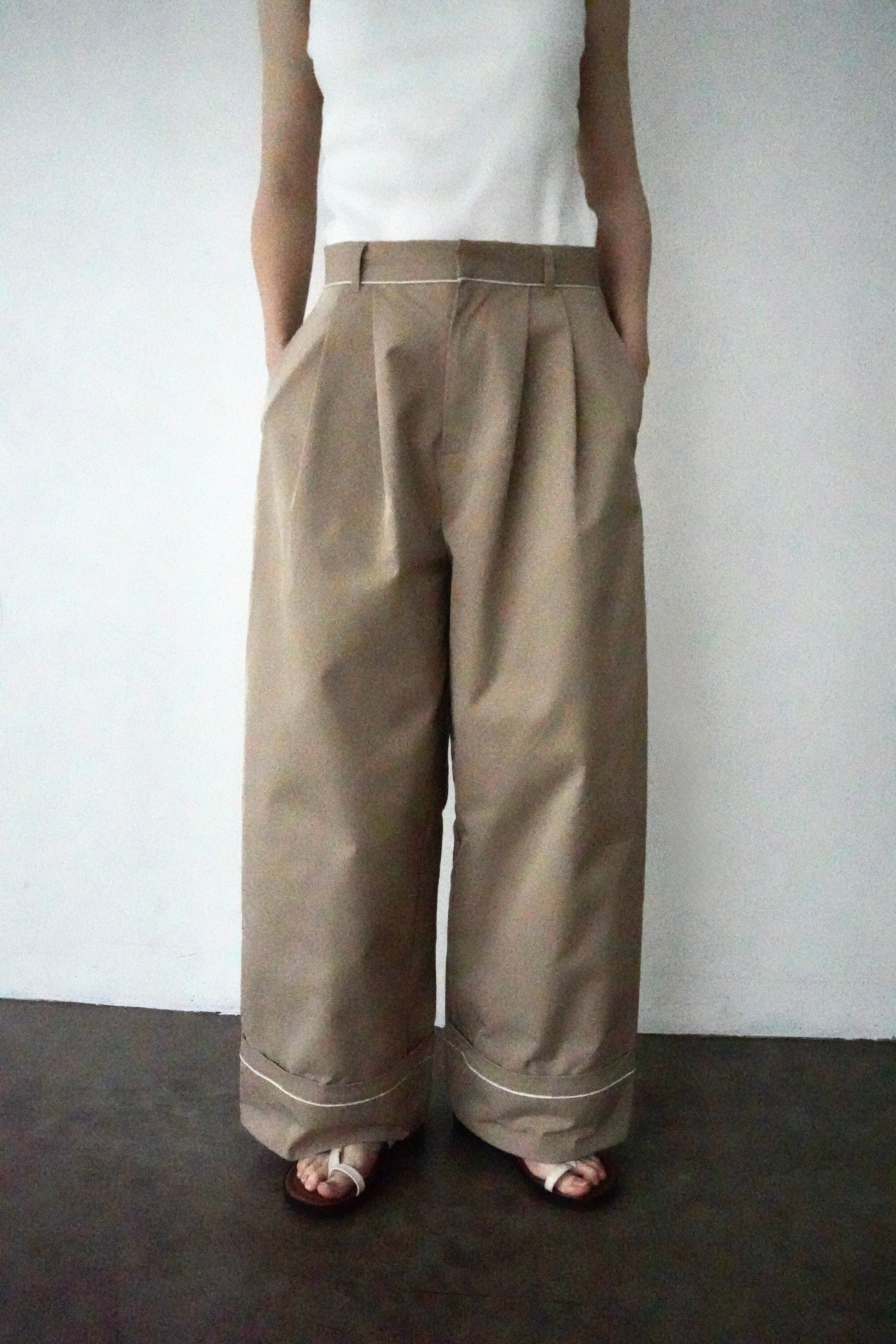 Tuck line pants