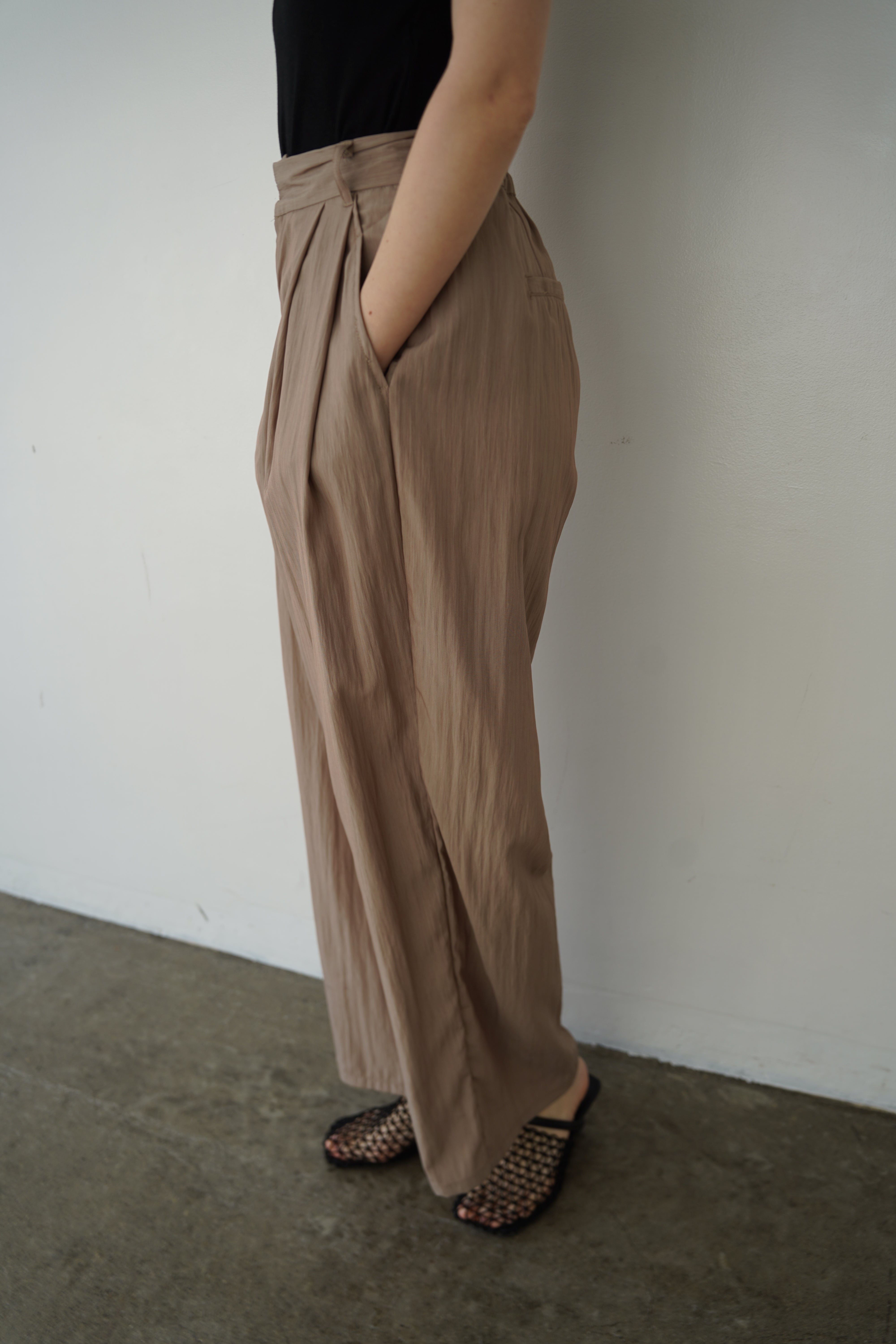 Woven tuck pants