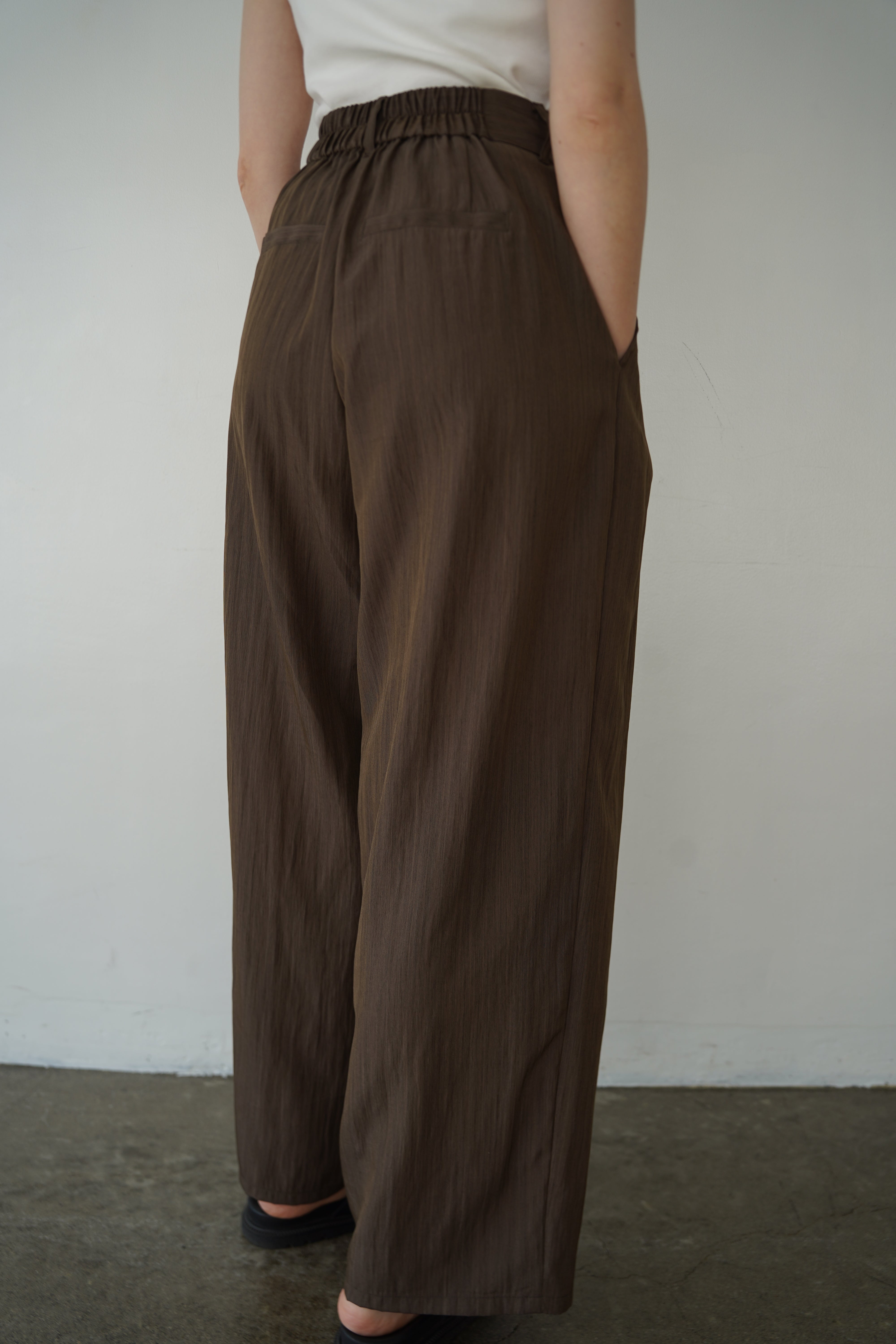 Woven tuck pants