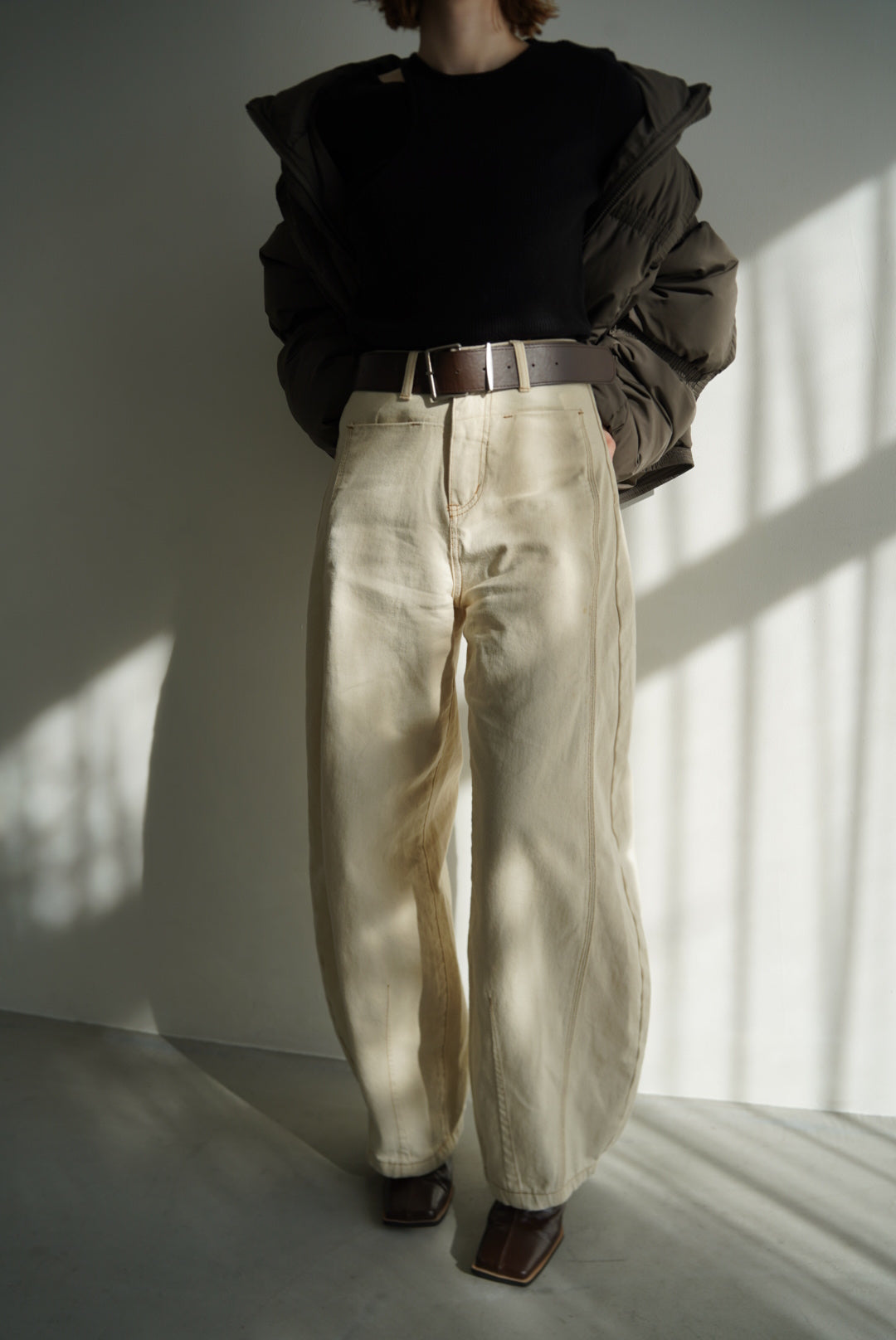 Belt curve denim pants