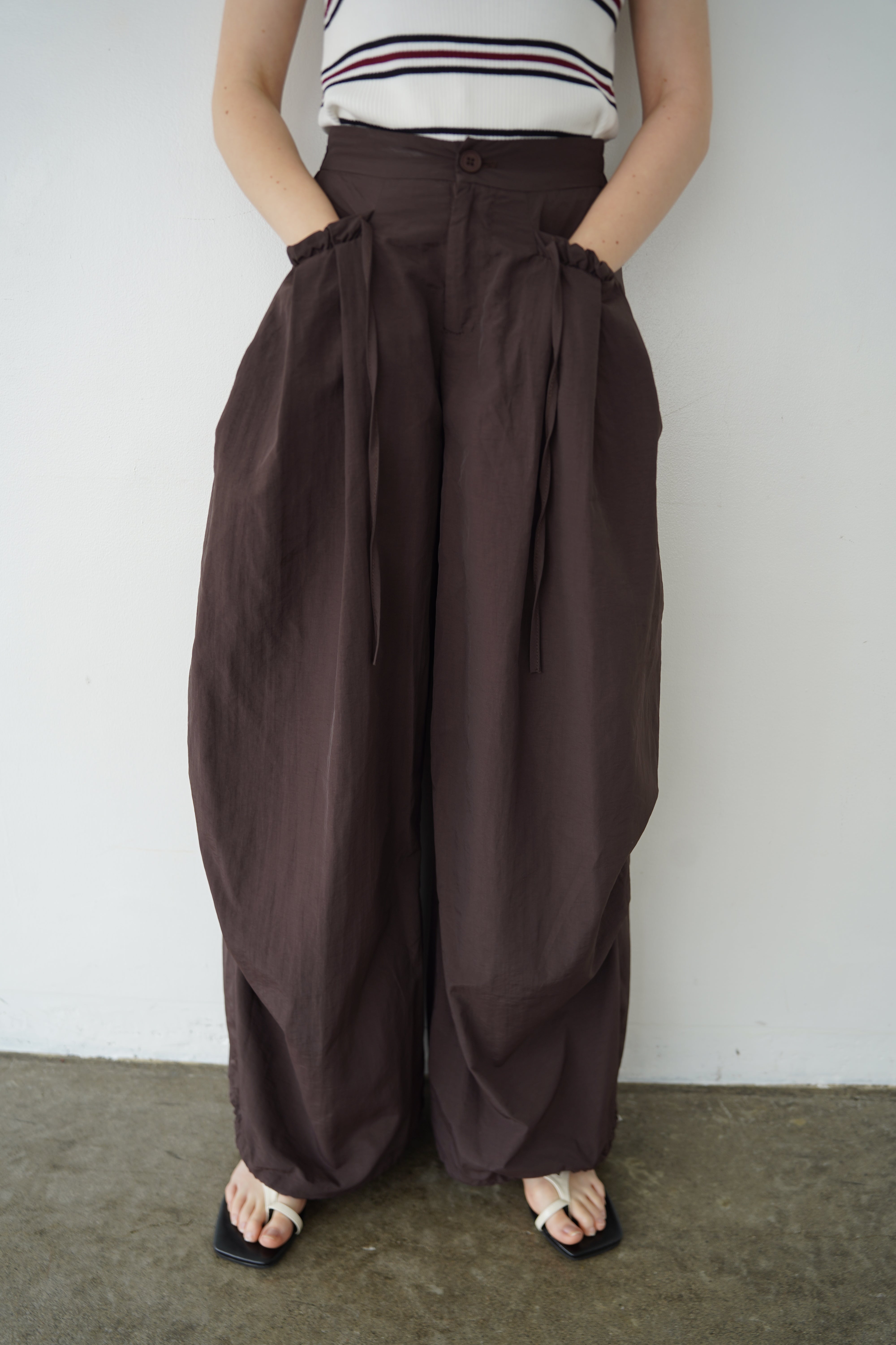 Pocket frill parachute pants