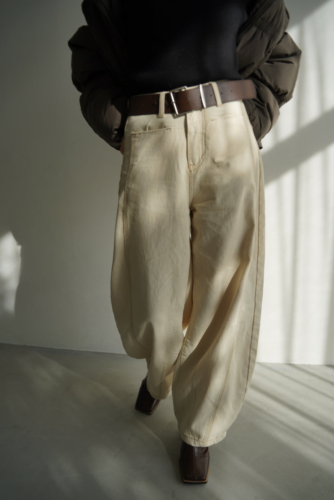 Belt curve denim pants