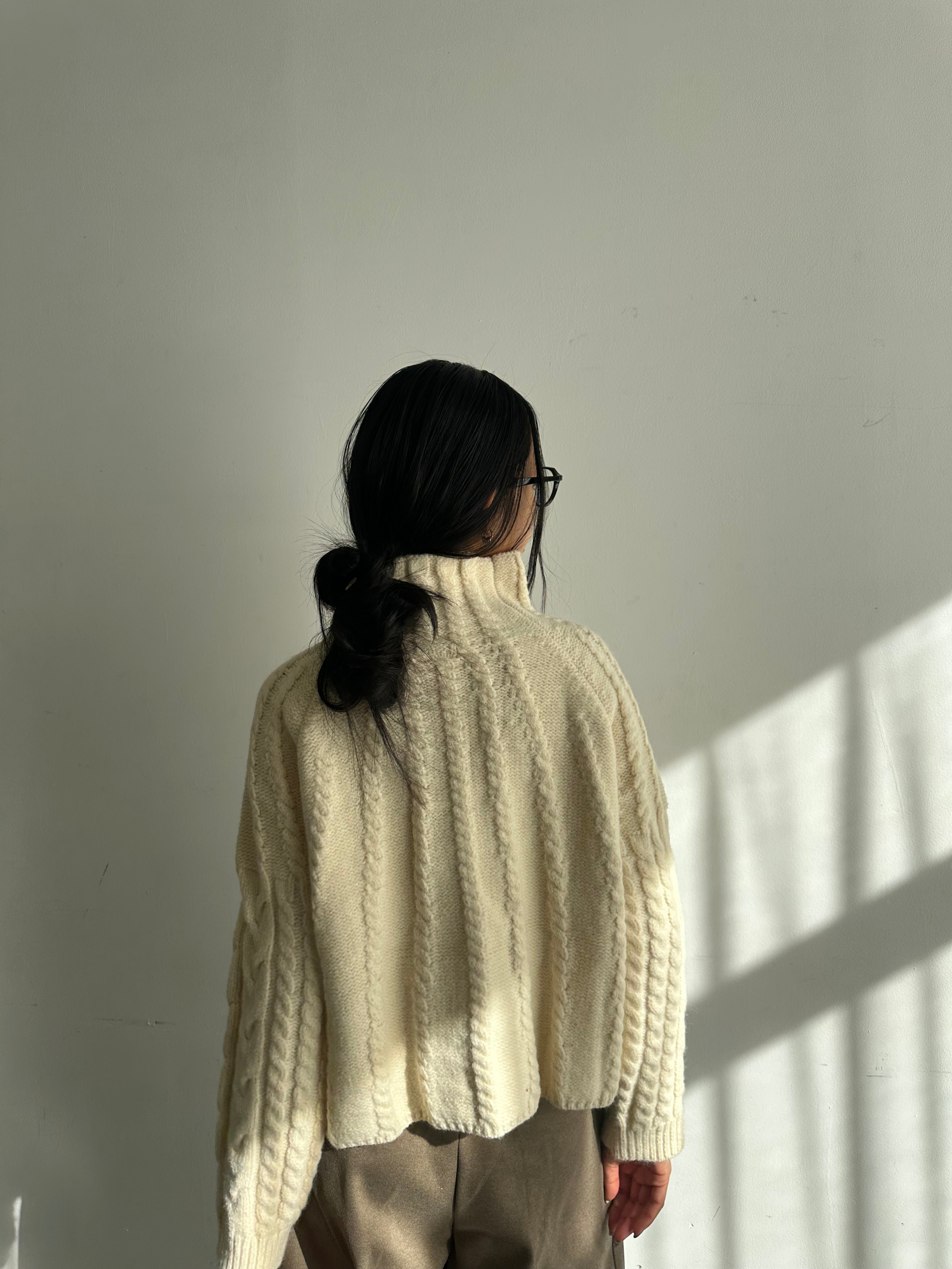 Cable hight neck knit