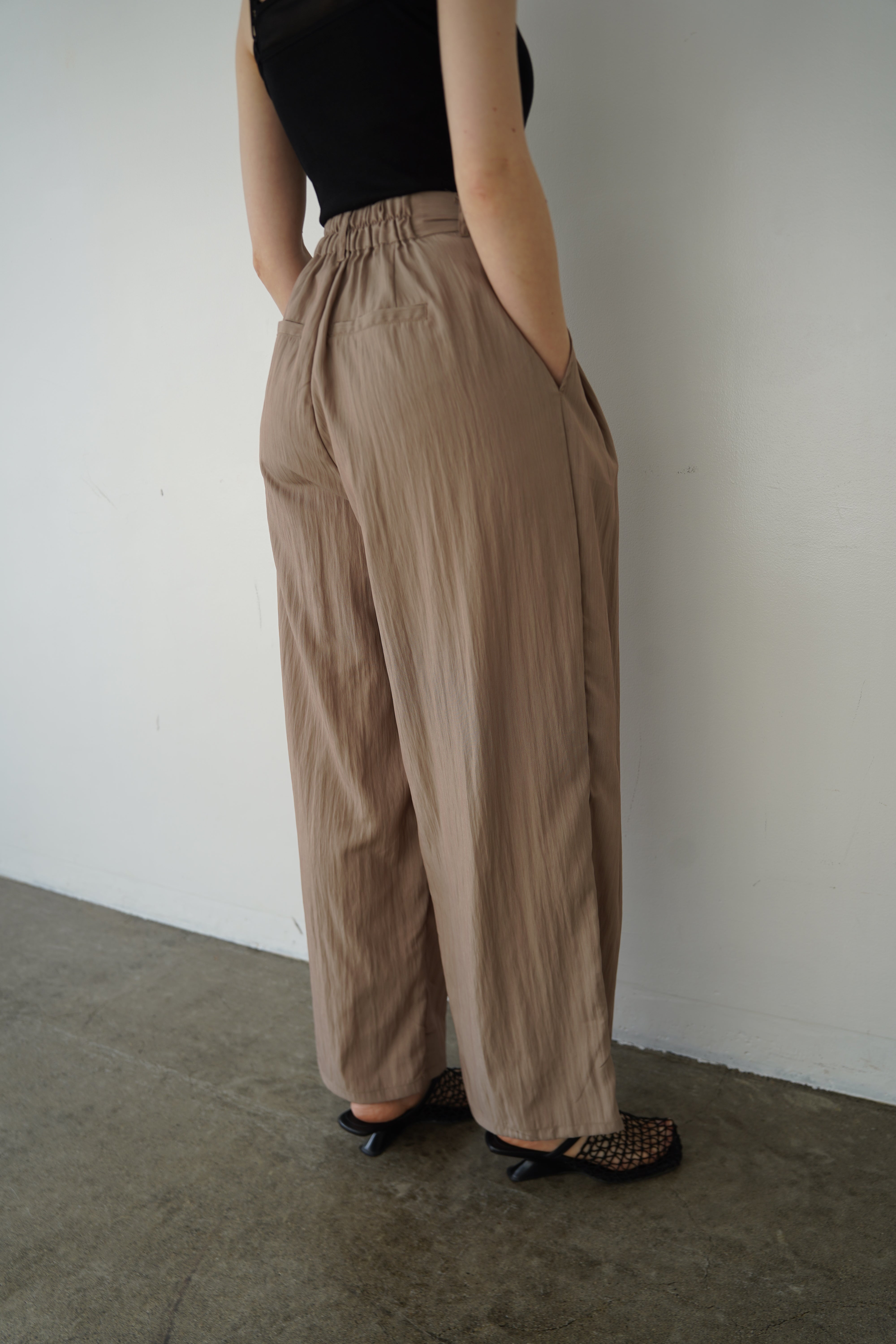 Woven tuck pants