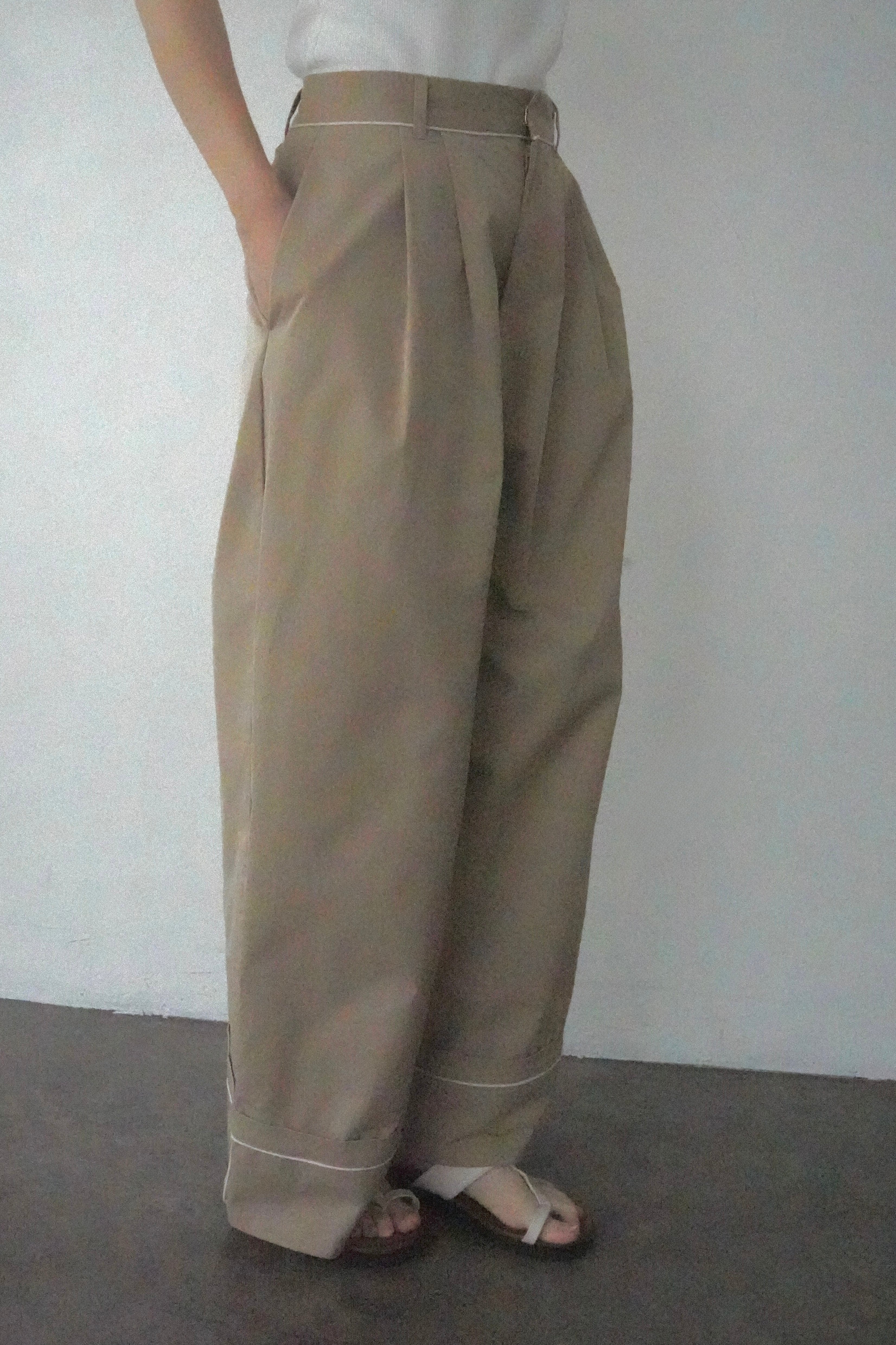 Tuck line pants