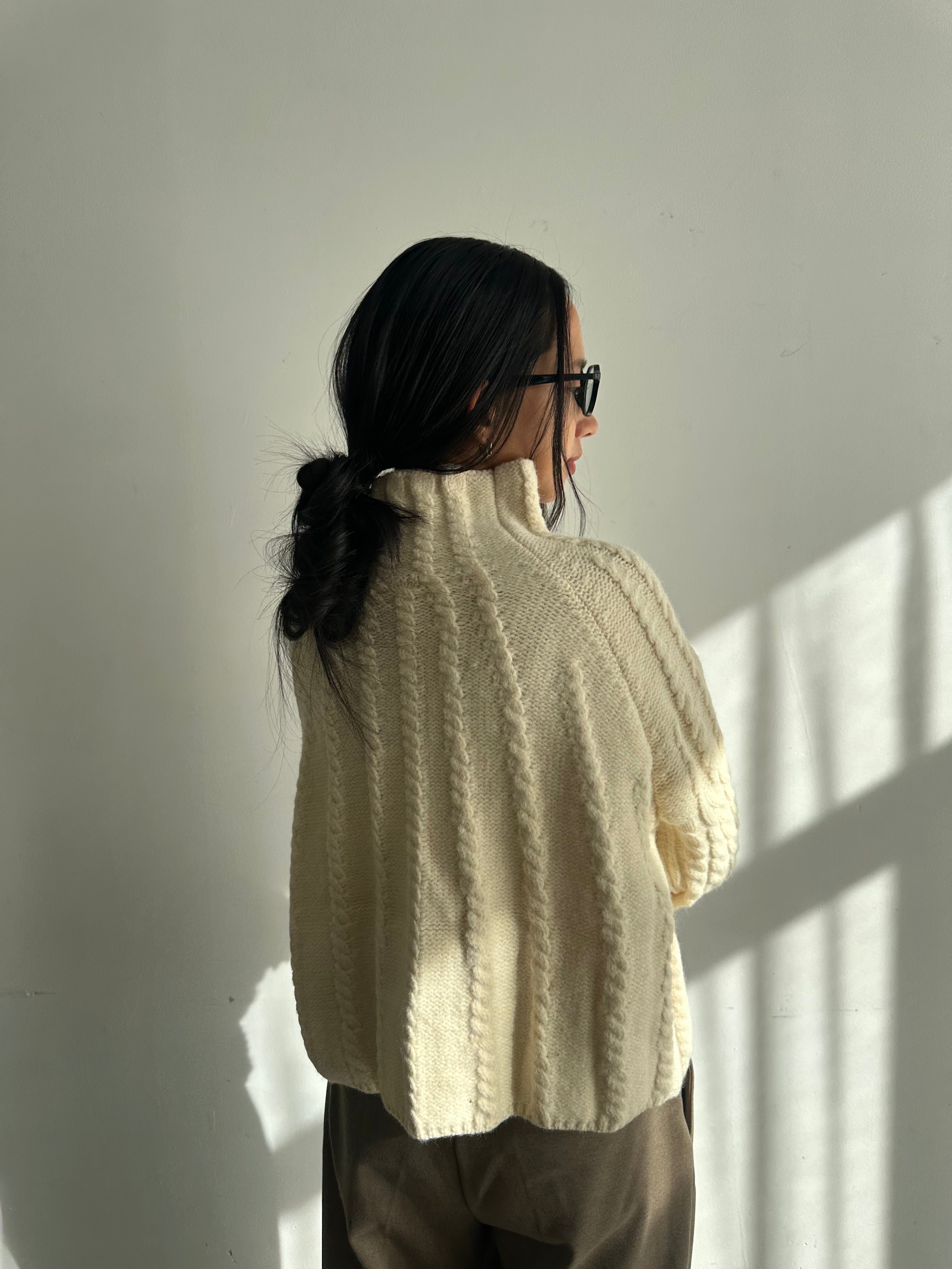 Cable hight neck knit