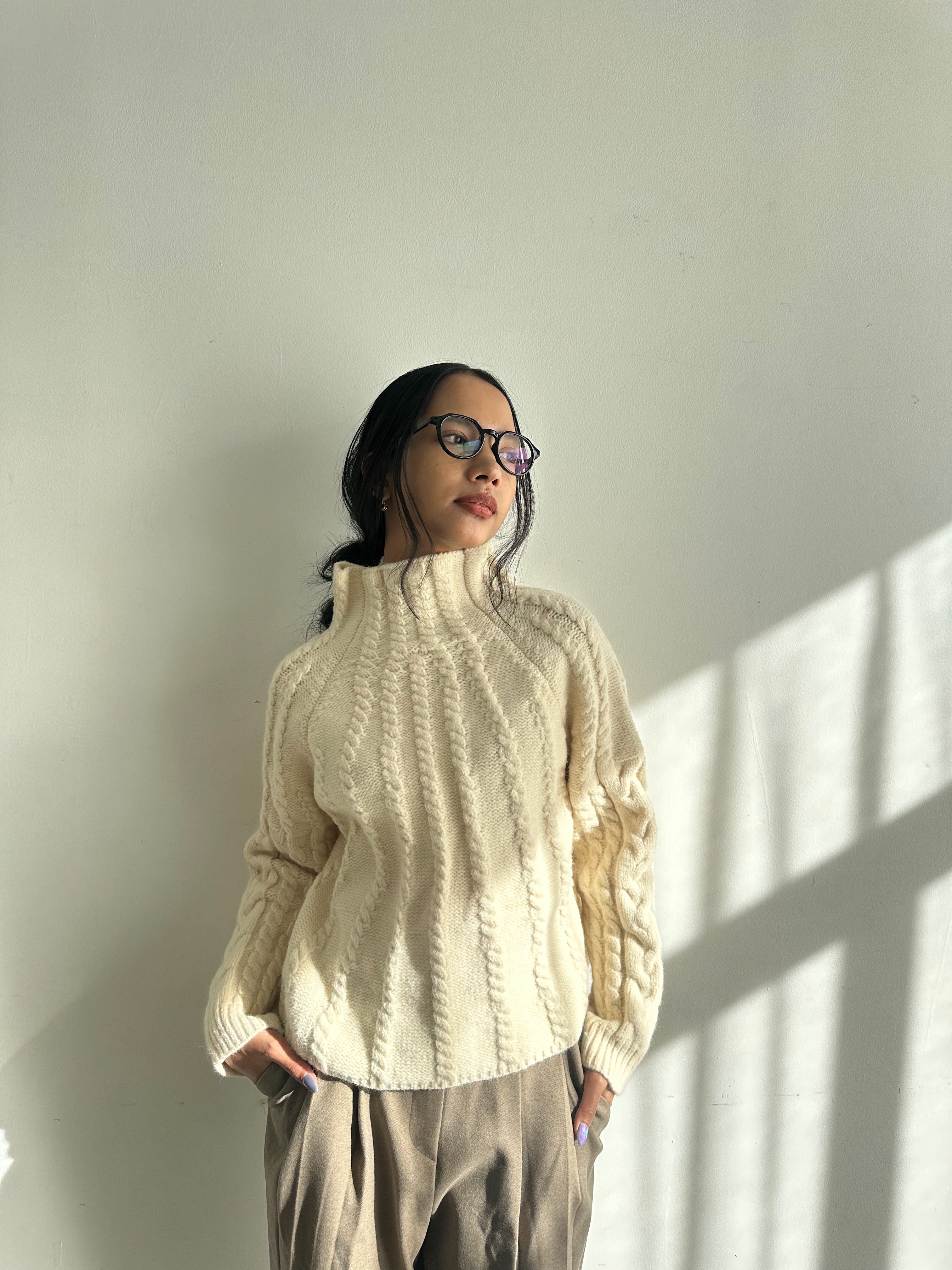 Cable hight neck knit