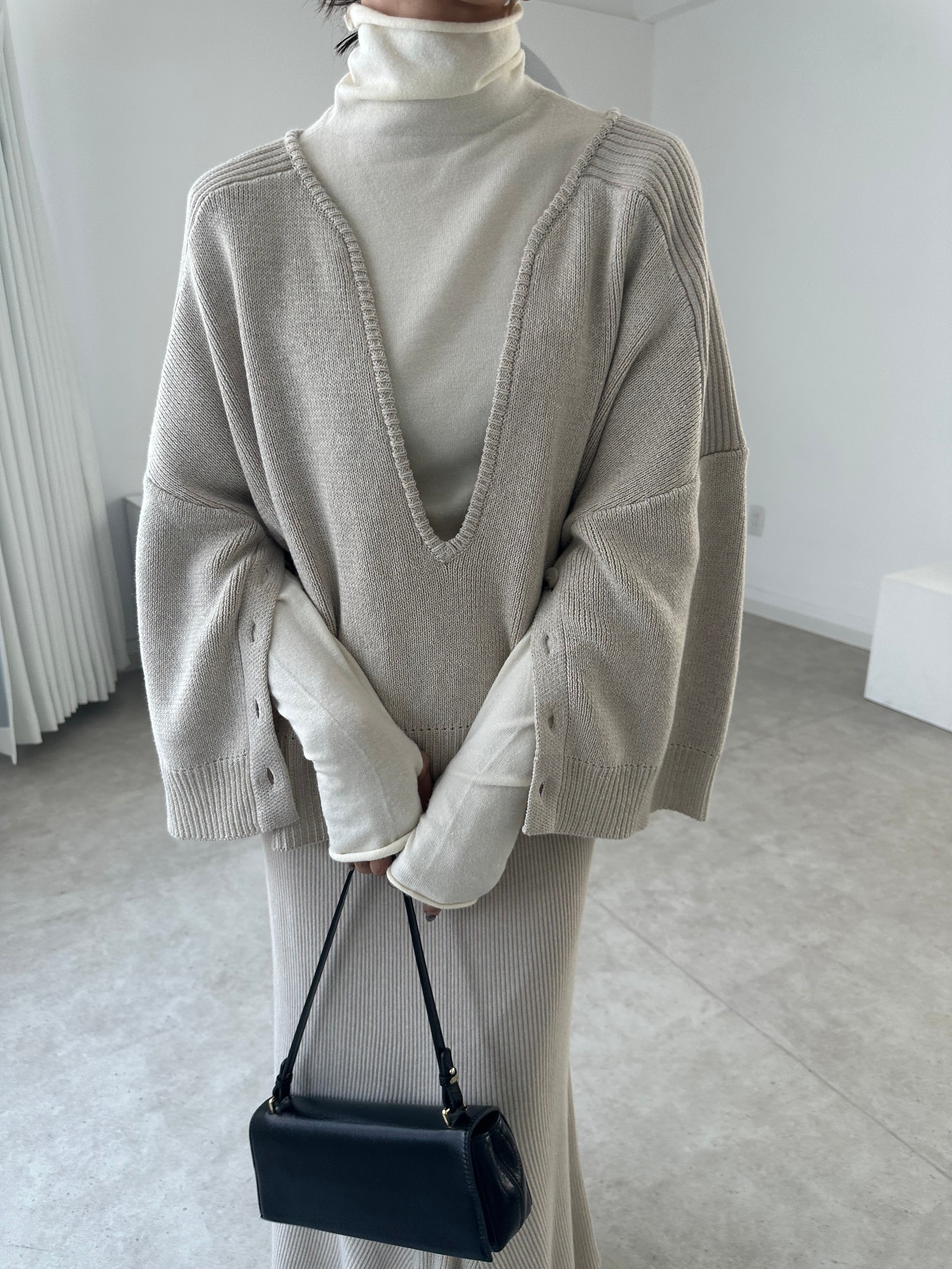 Deep V sleeve slit knit