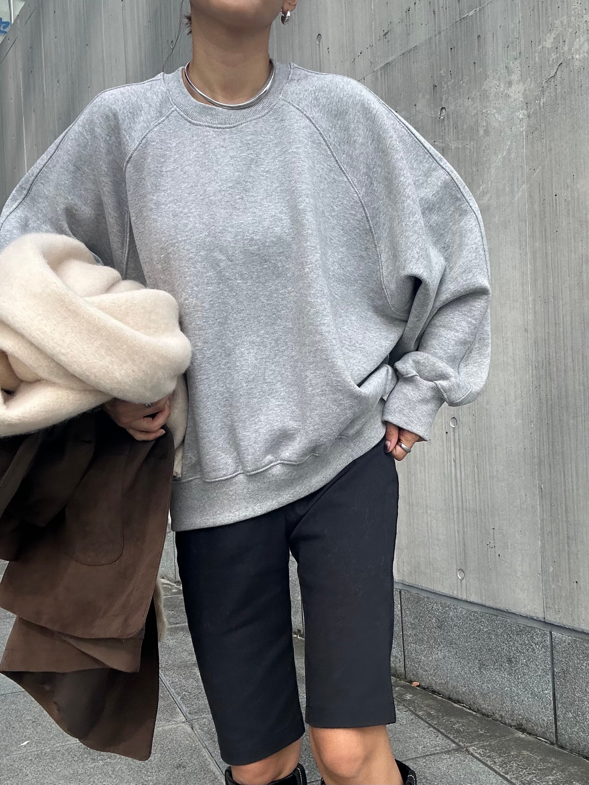 Curve sleeve sweat pullover