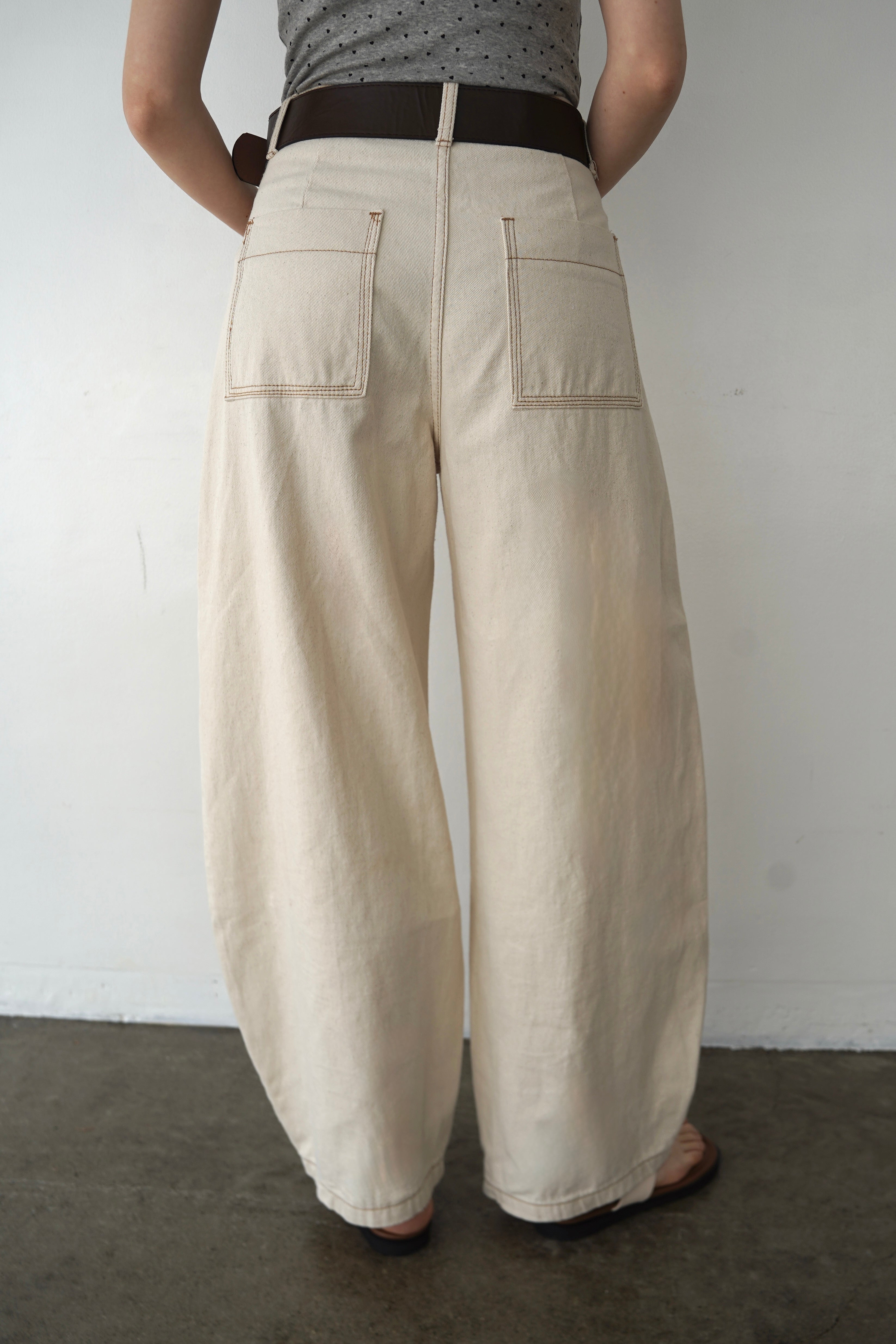 Belt curve denim pants