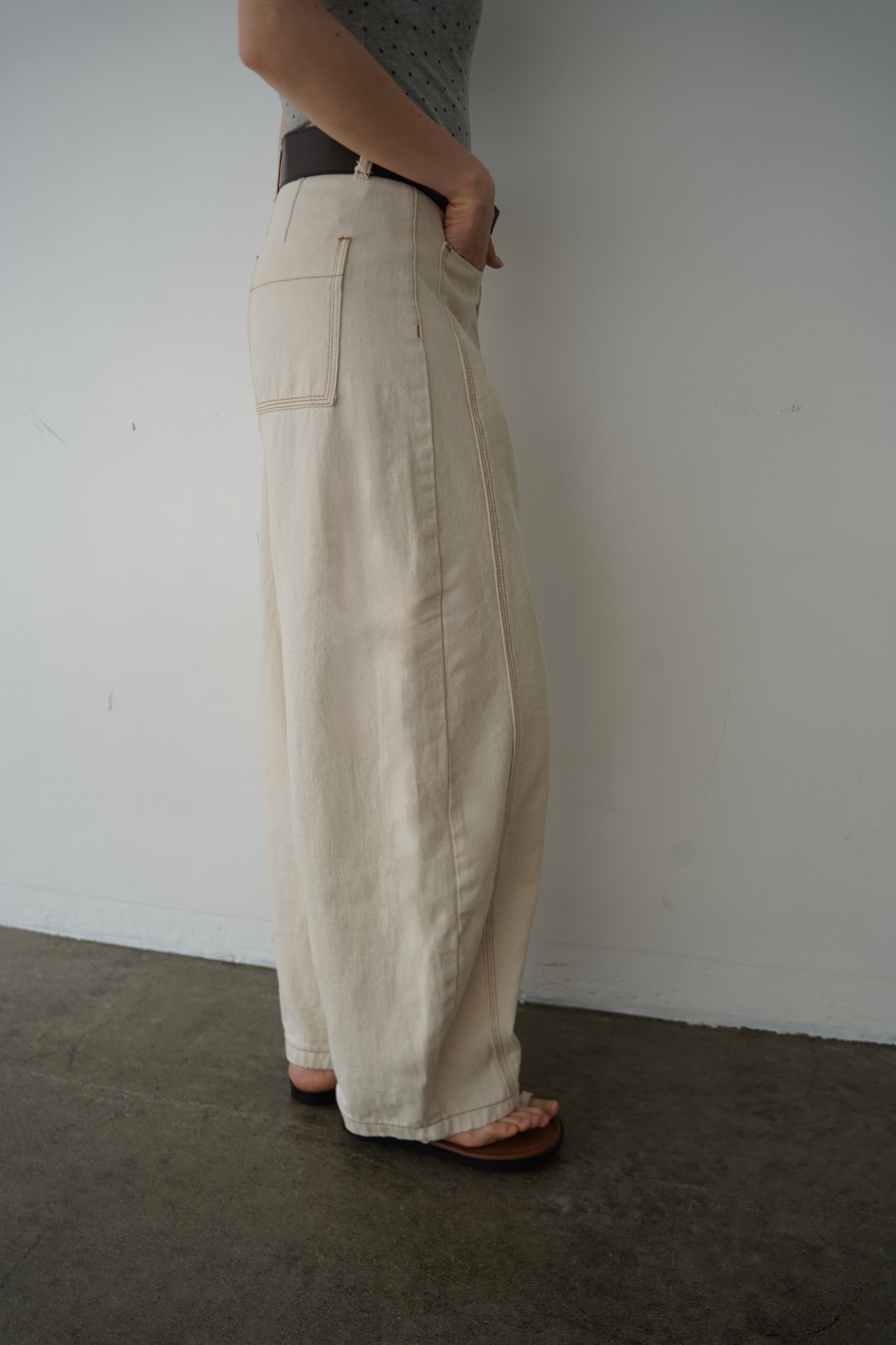 Belt curve denim pants
