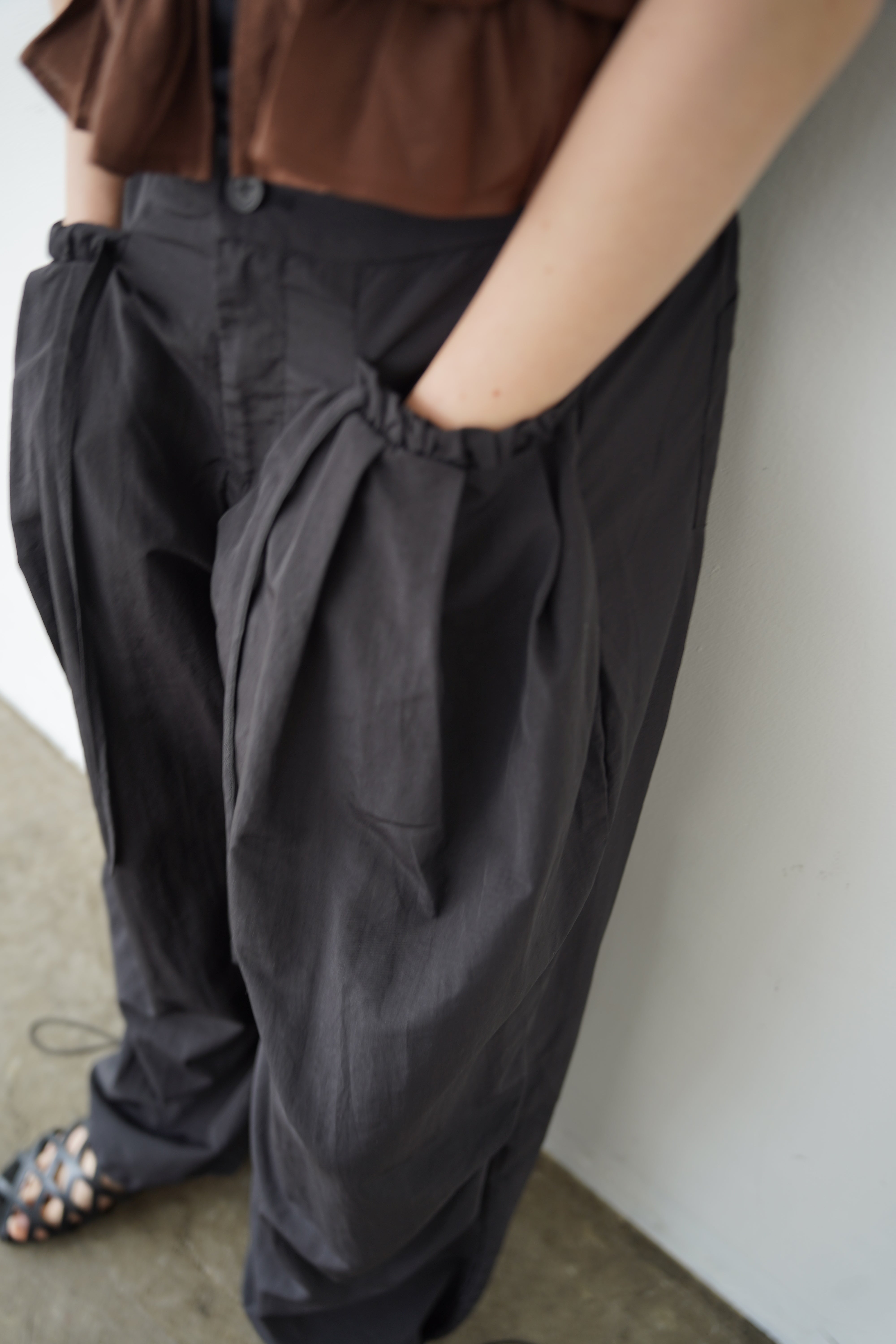 Pocket frill parachute pants