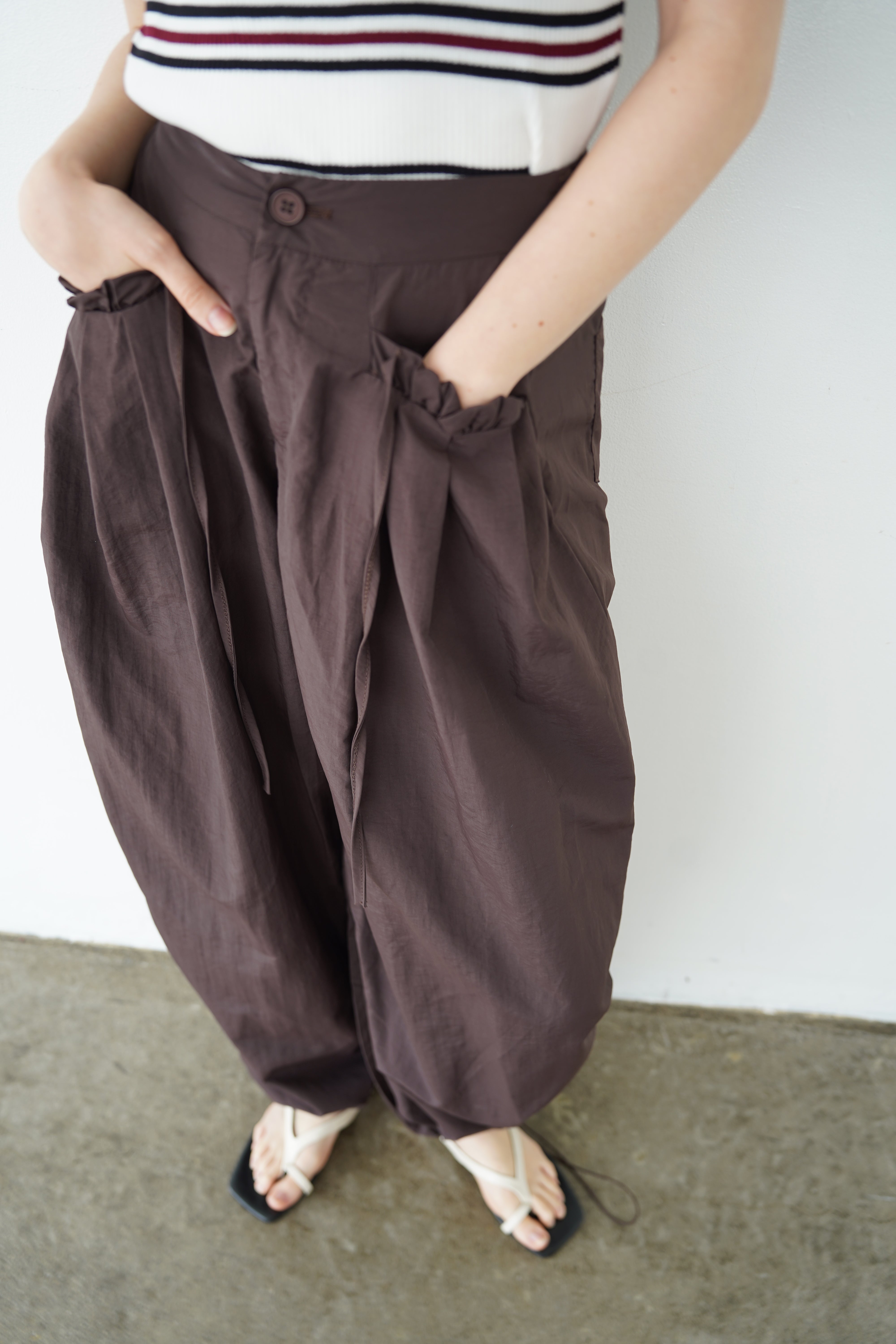 Pocket frill parachute pants