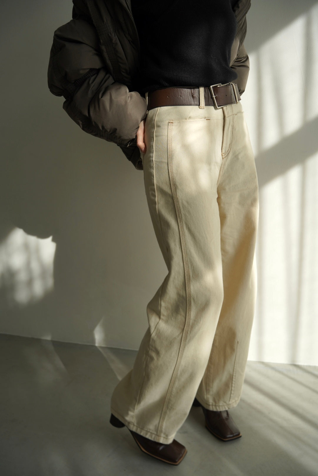 Belt curve denim pants