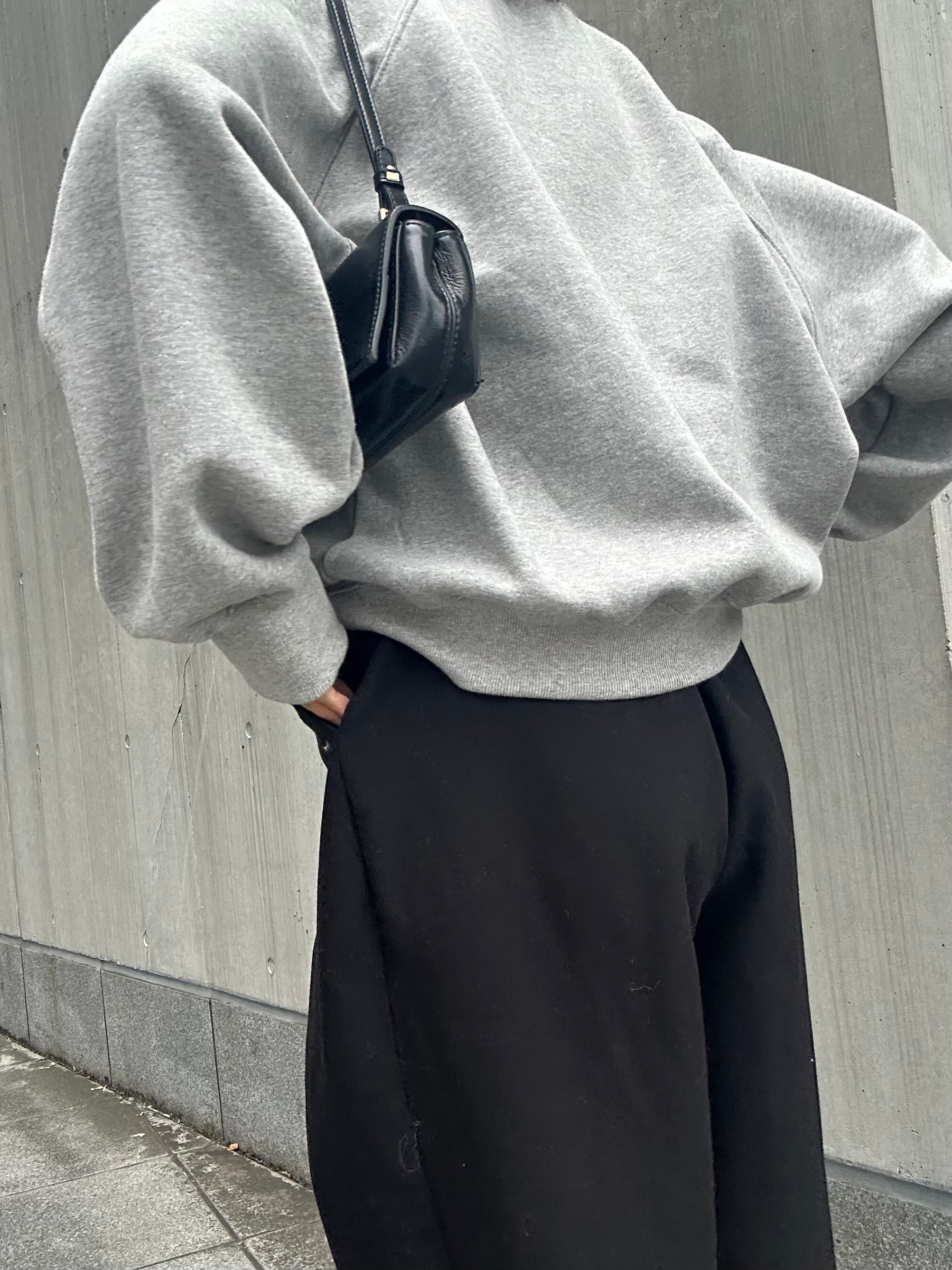 Curve sleeve sweat pullover