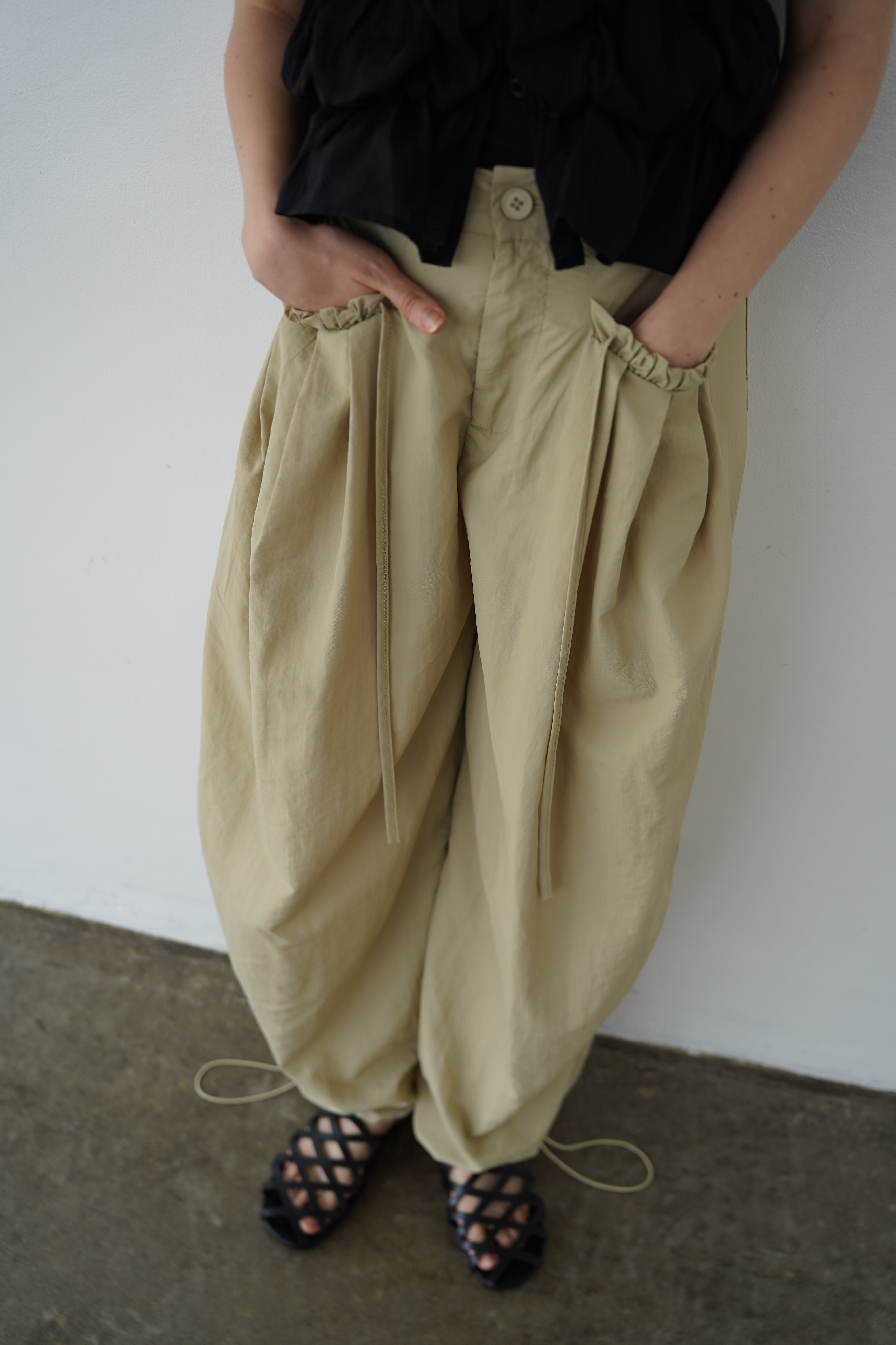Pocket frill parachute pants