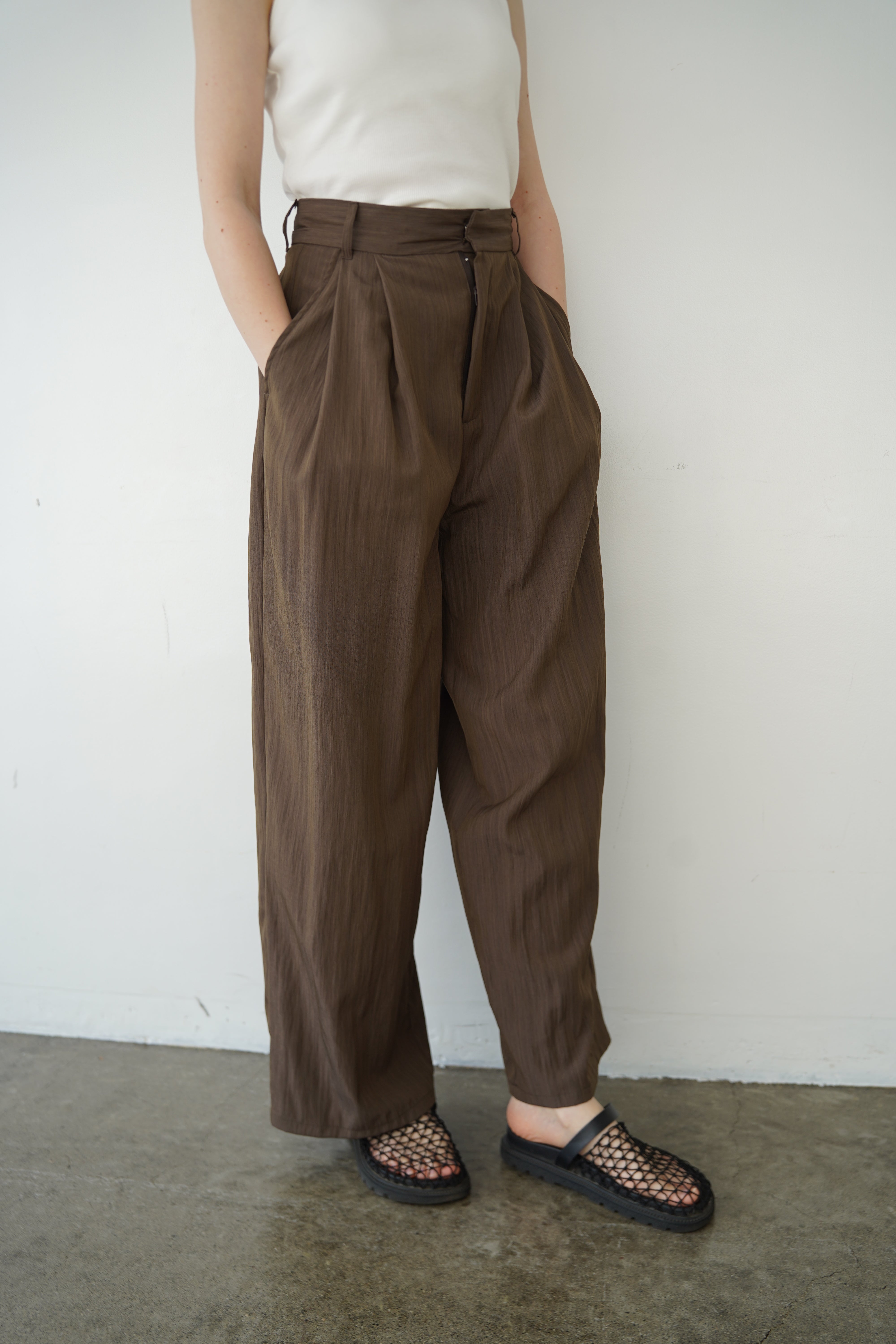Woven tuck pants