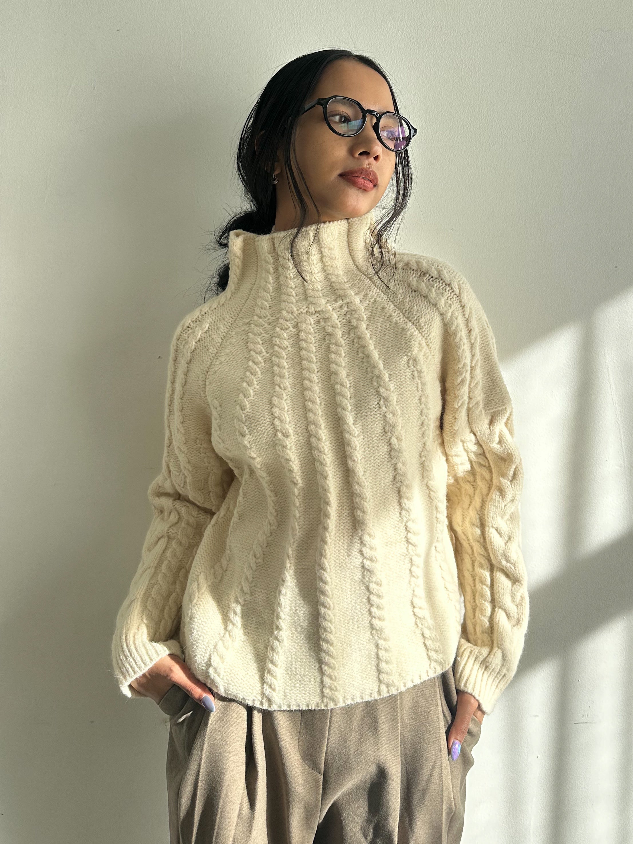 Cable hight neck knit