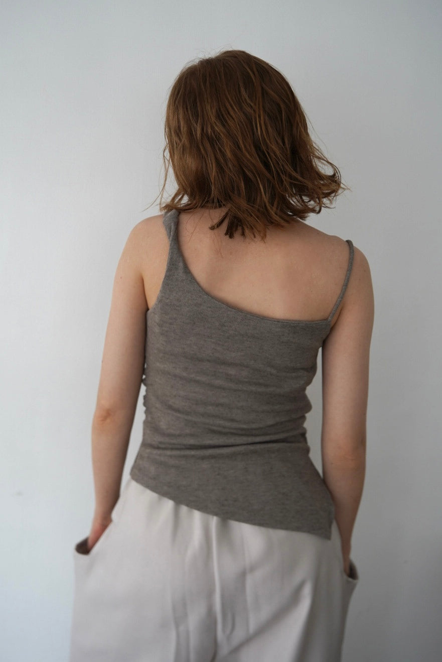 Drape asymmetry top