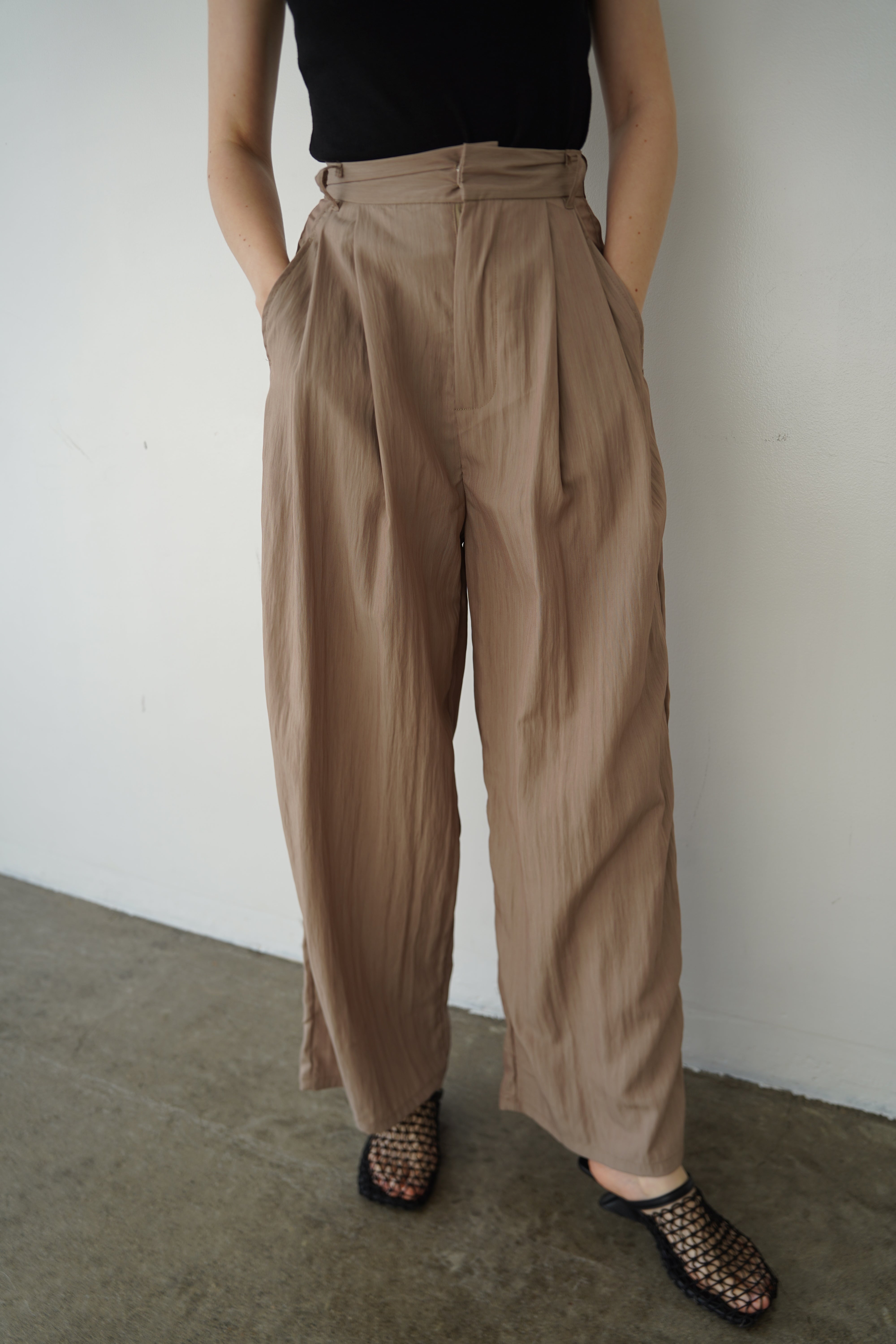 Woven tuck pants