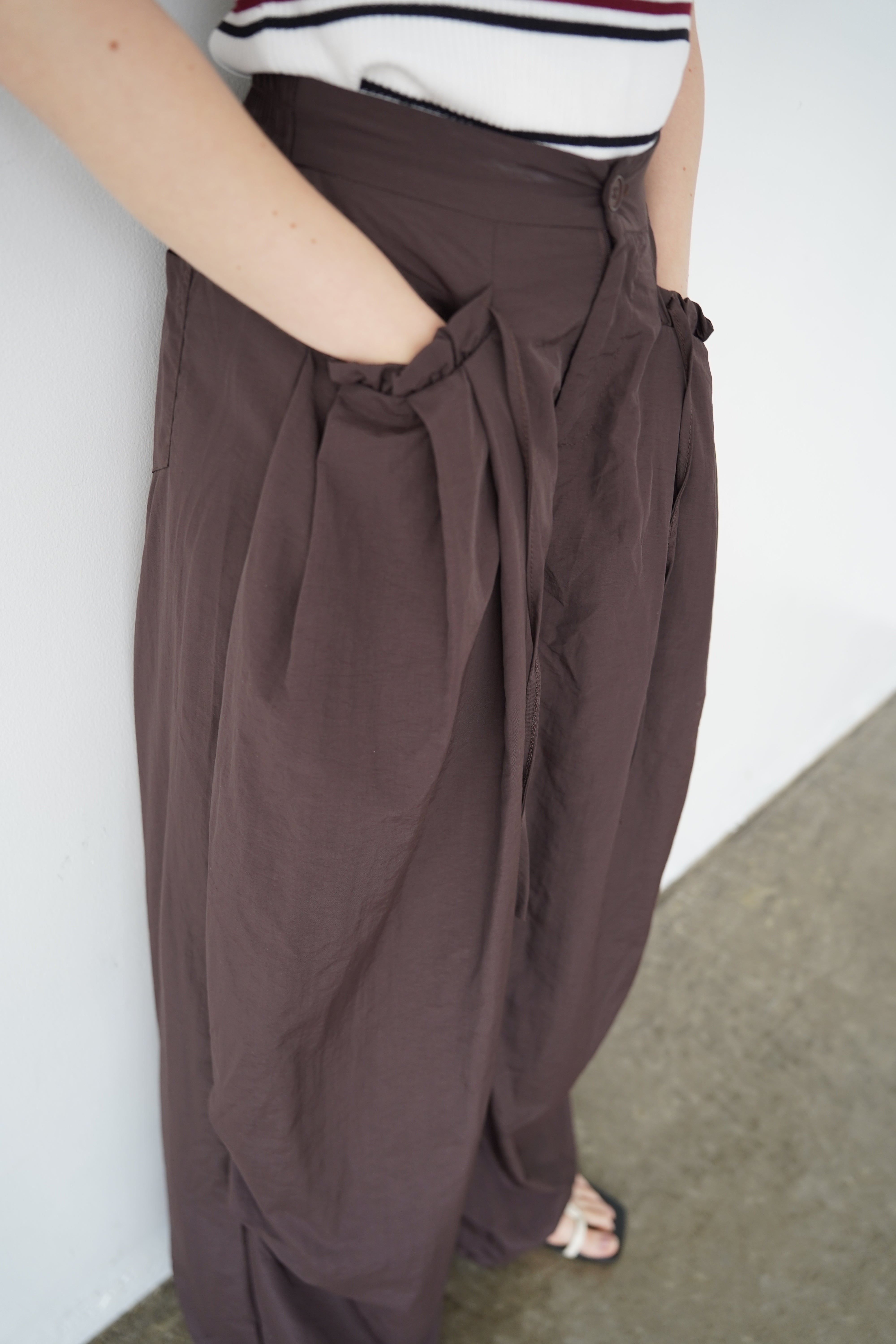 Pocket frill parachute pants