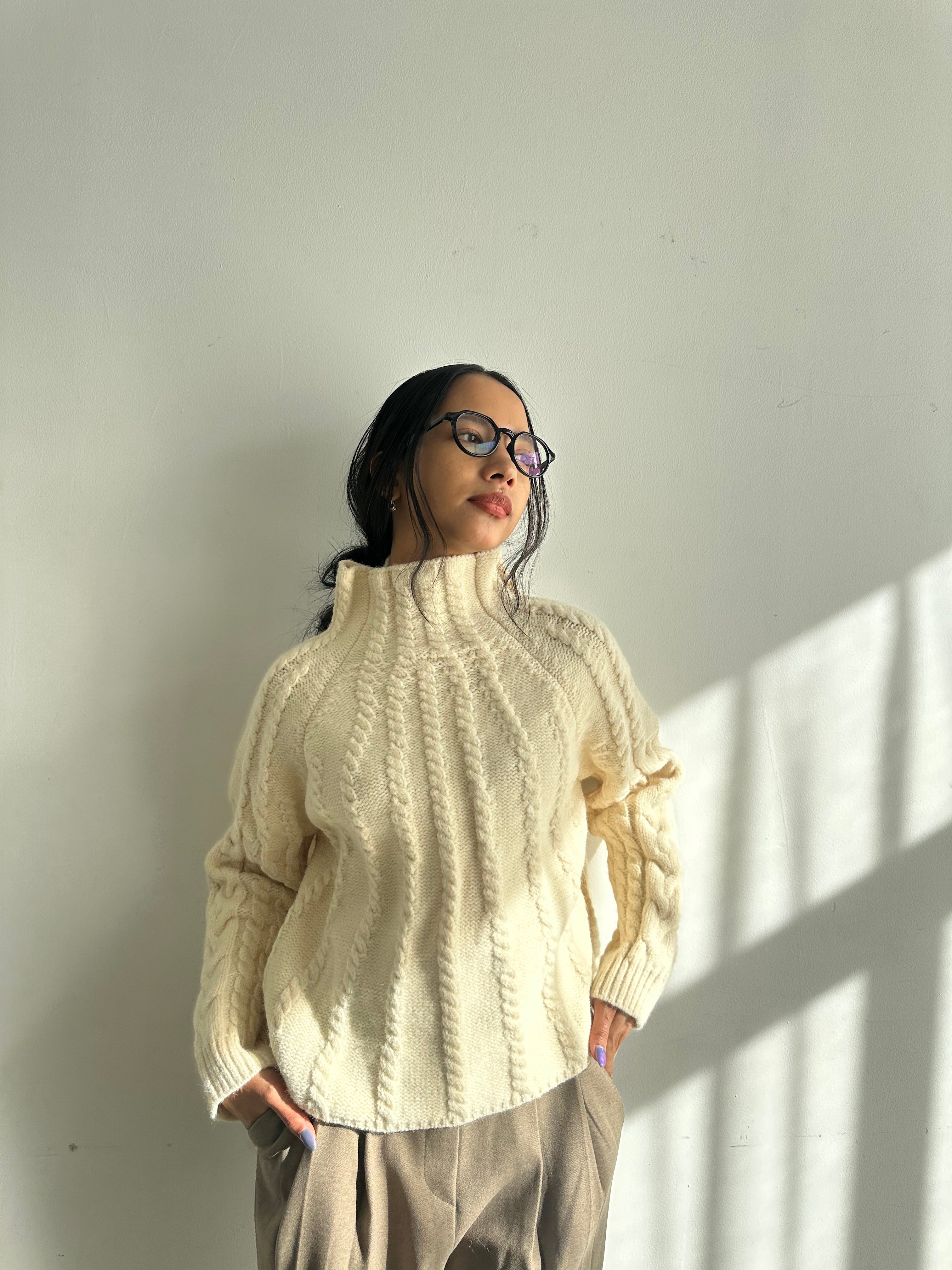 Cable hight neck knit