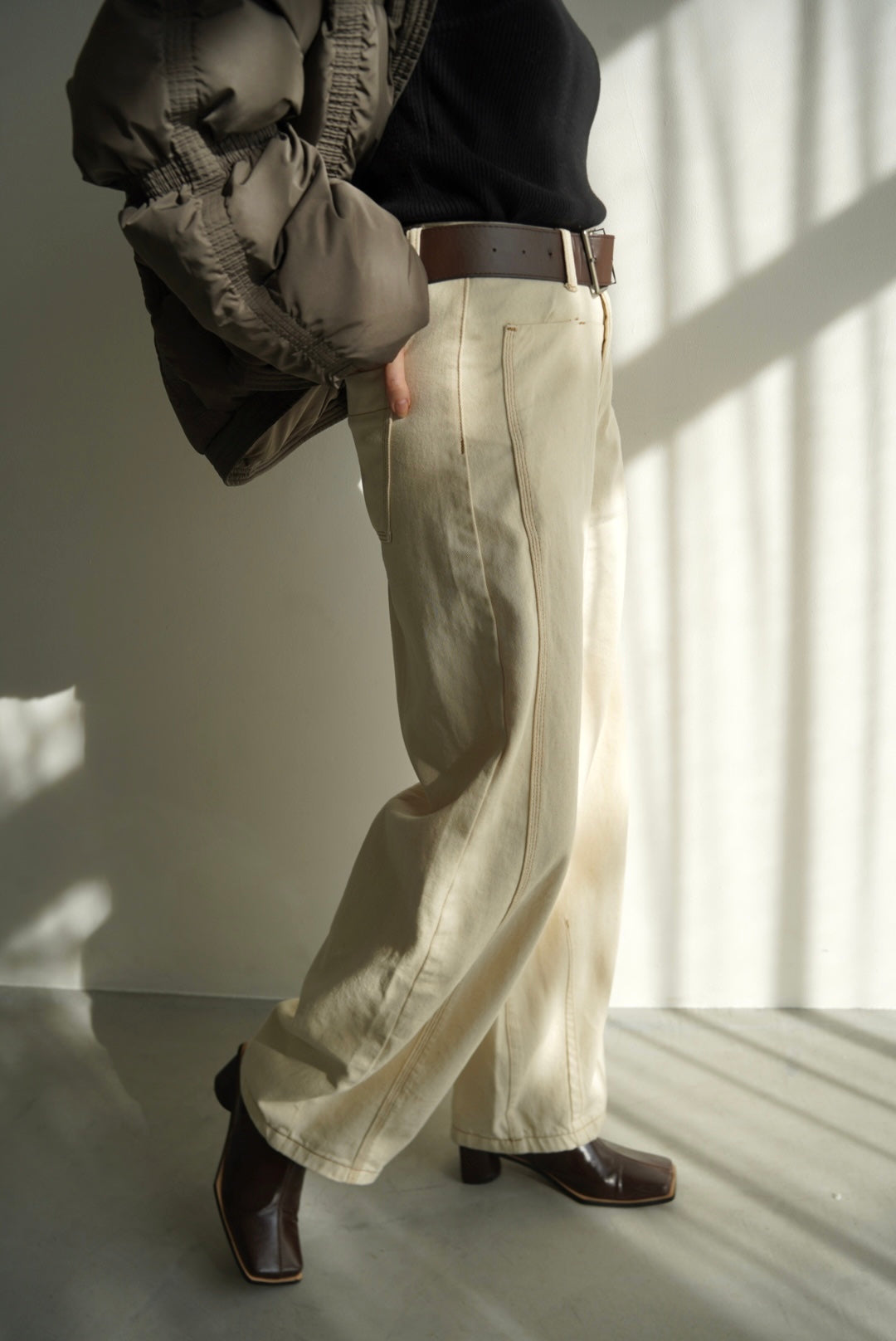 Belt curve denim pants