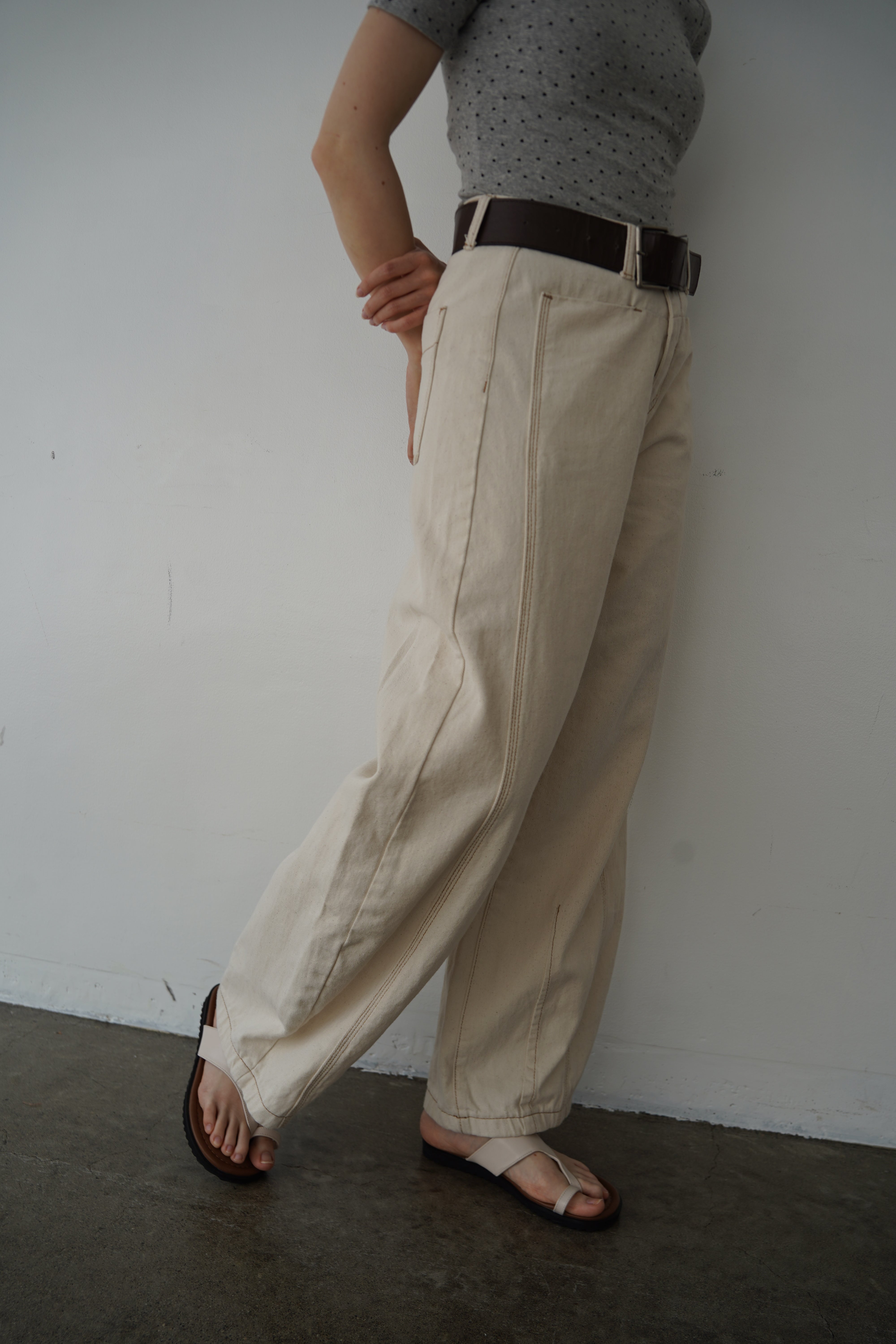 Belt curve denim pants
