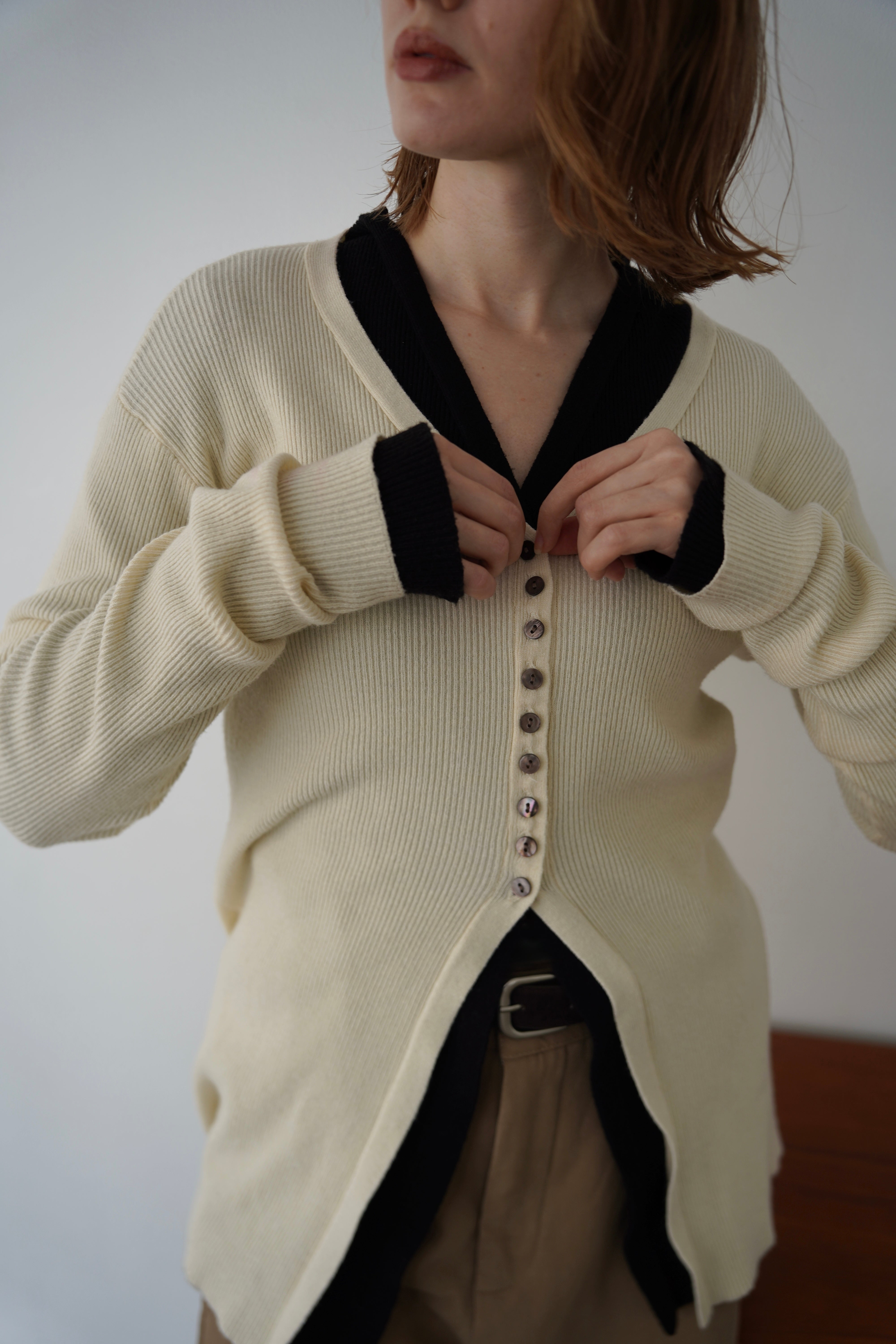 【再入荷】Vneck button lib cardigan