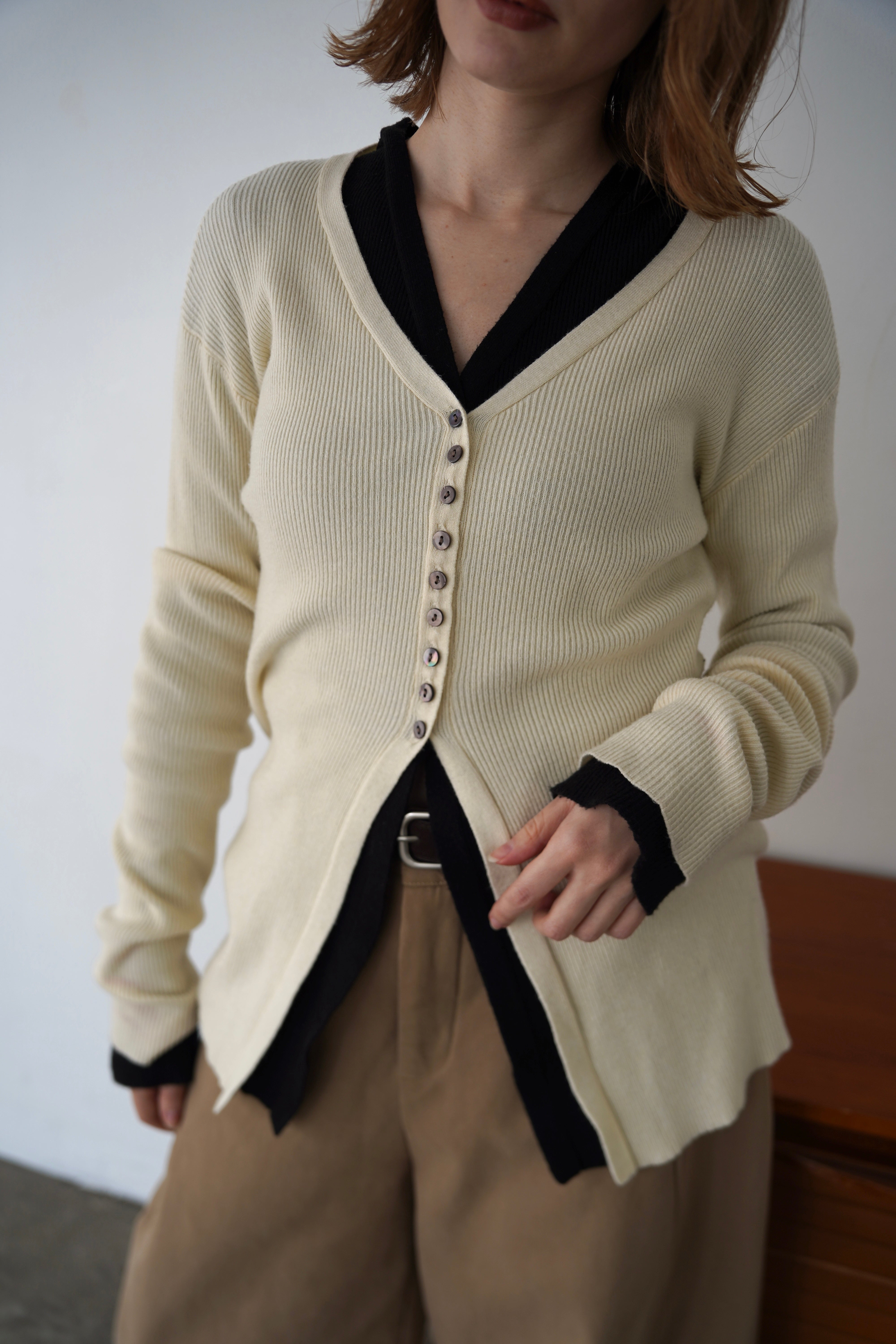 【再入荷】Vneck button lib cardigan