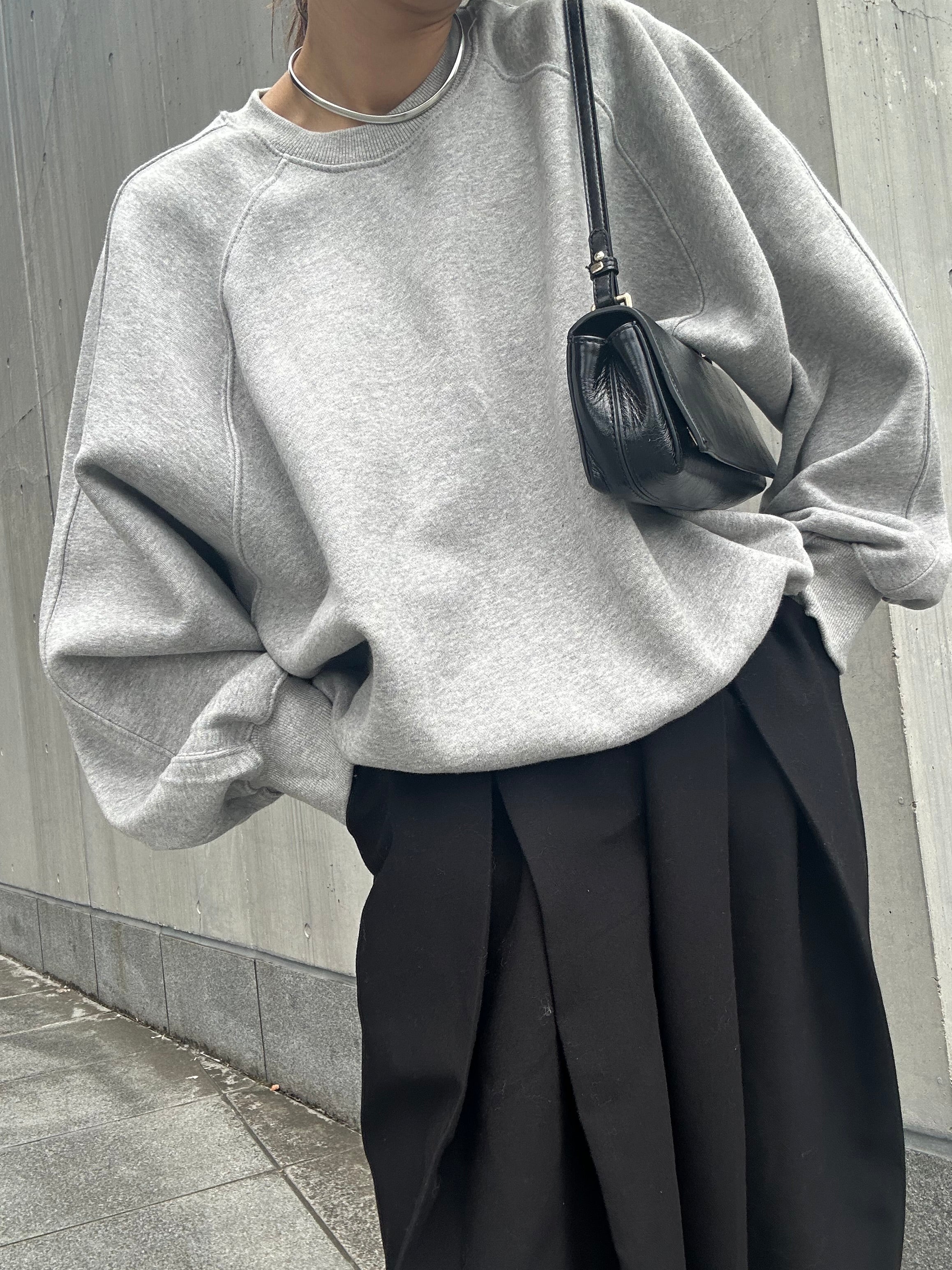 Curve sleeve sweat pullover