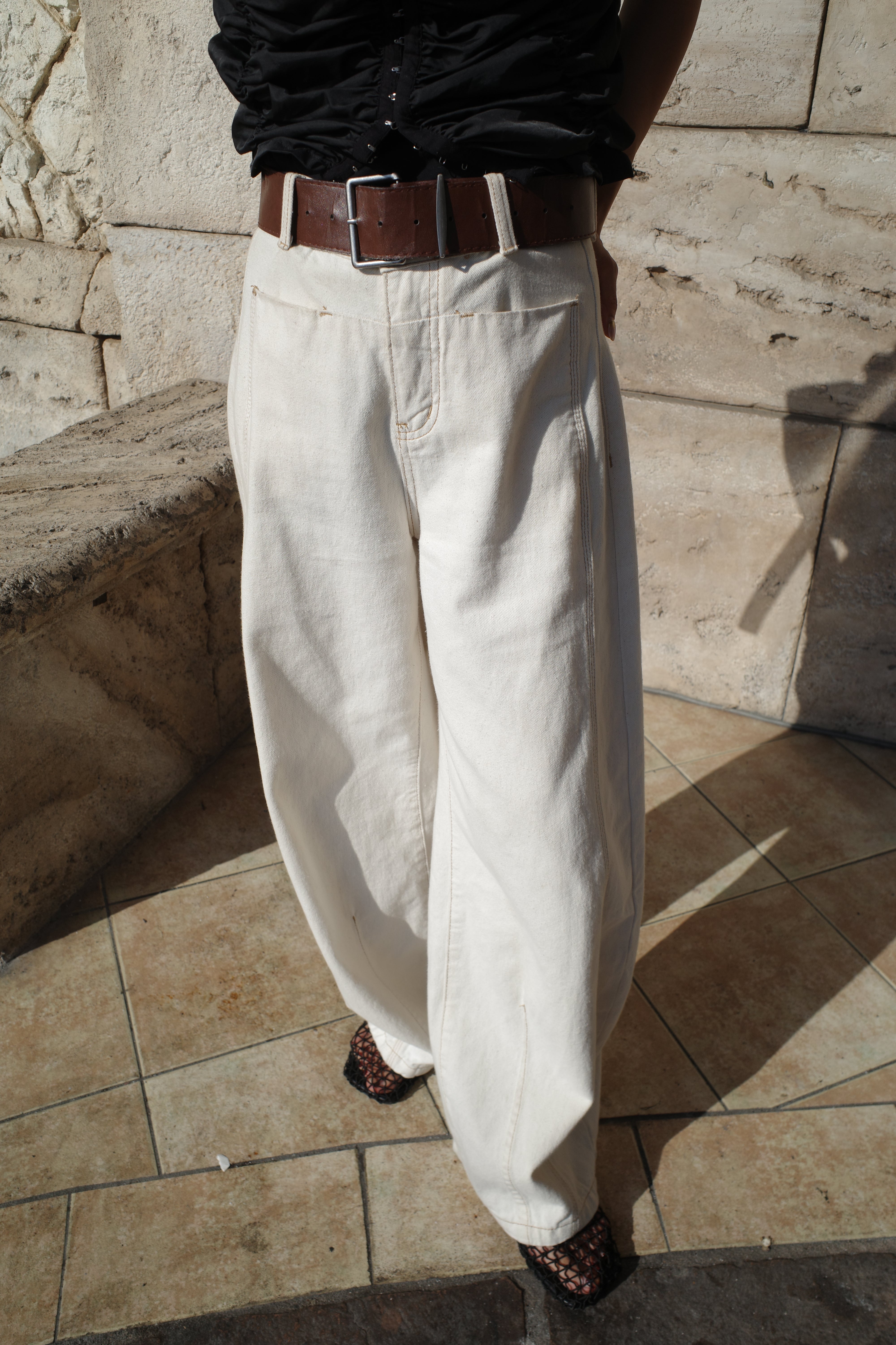 Belt curve denim pants
