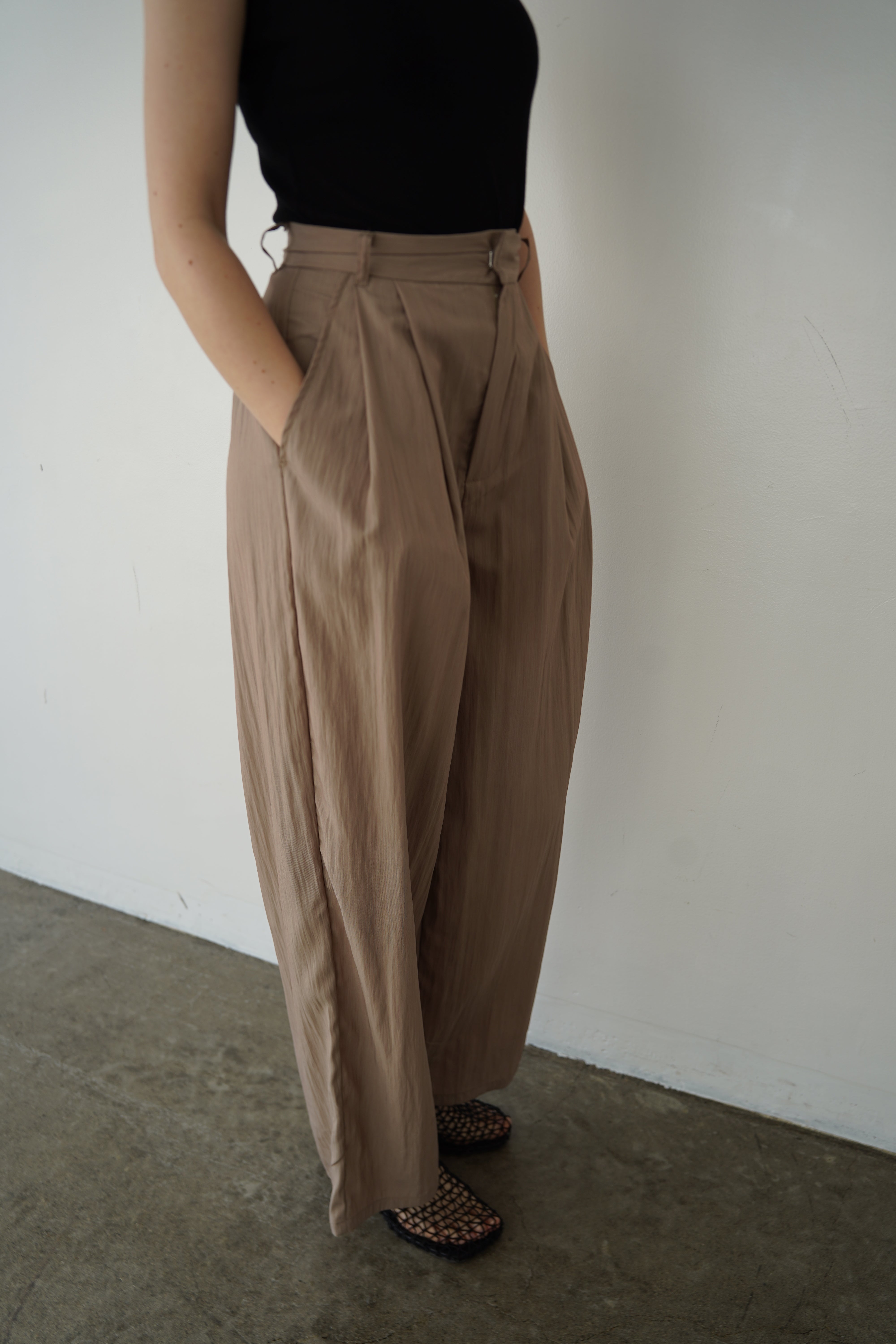 Woven tuck pants