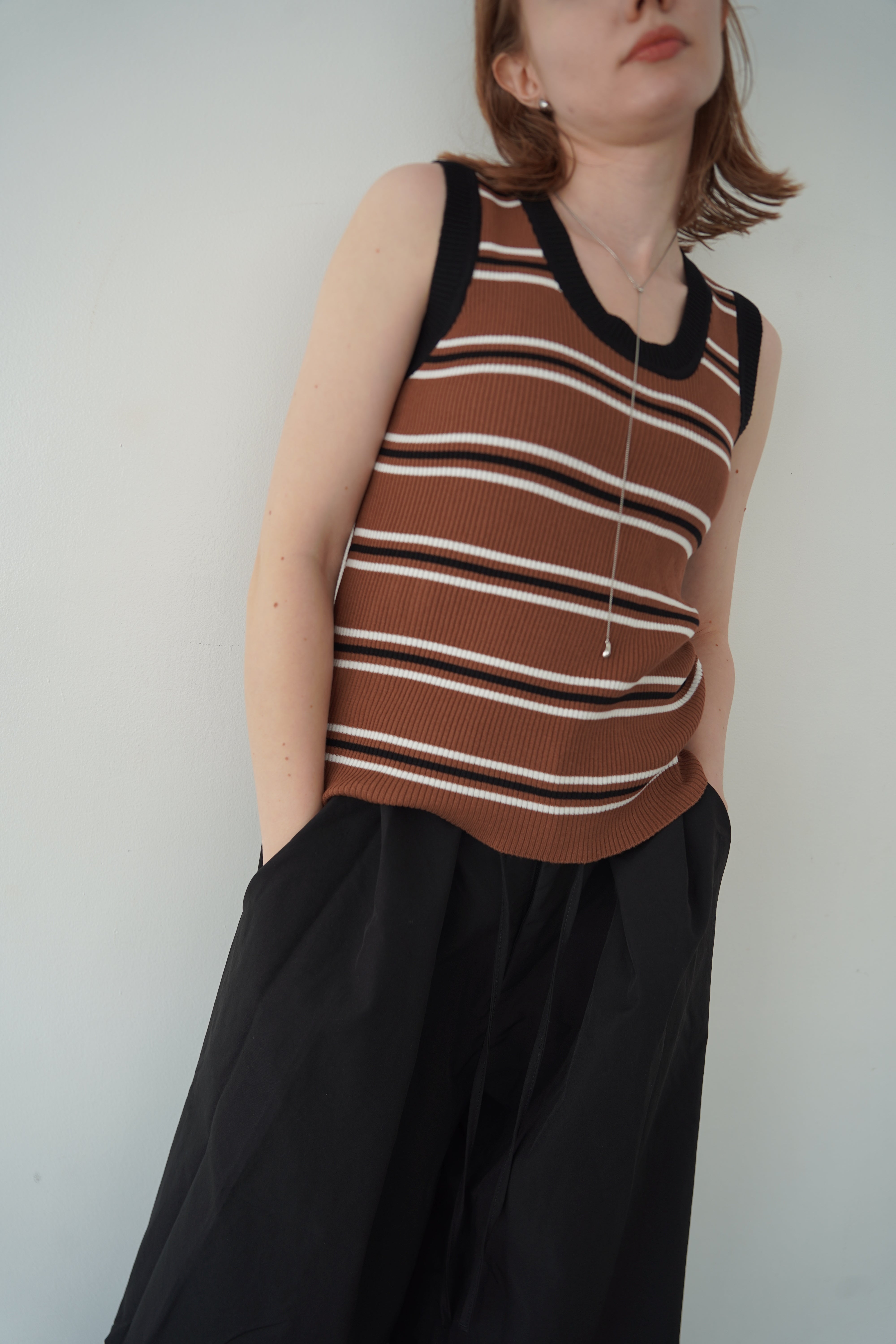 Bi-color boarder tank top