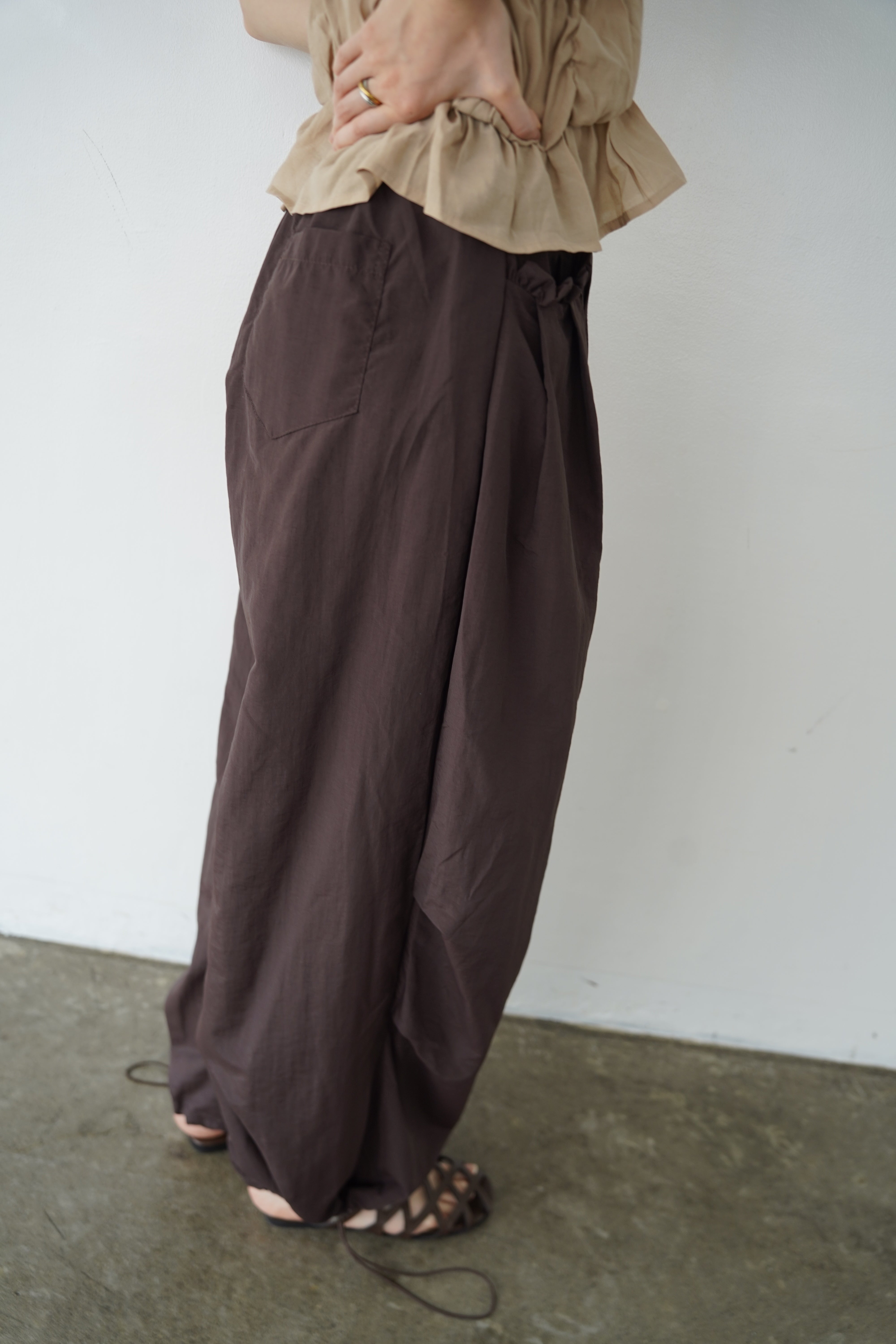 Pocket frill parachute pants