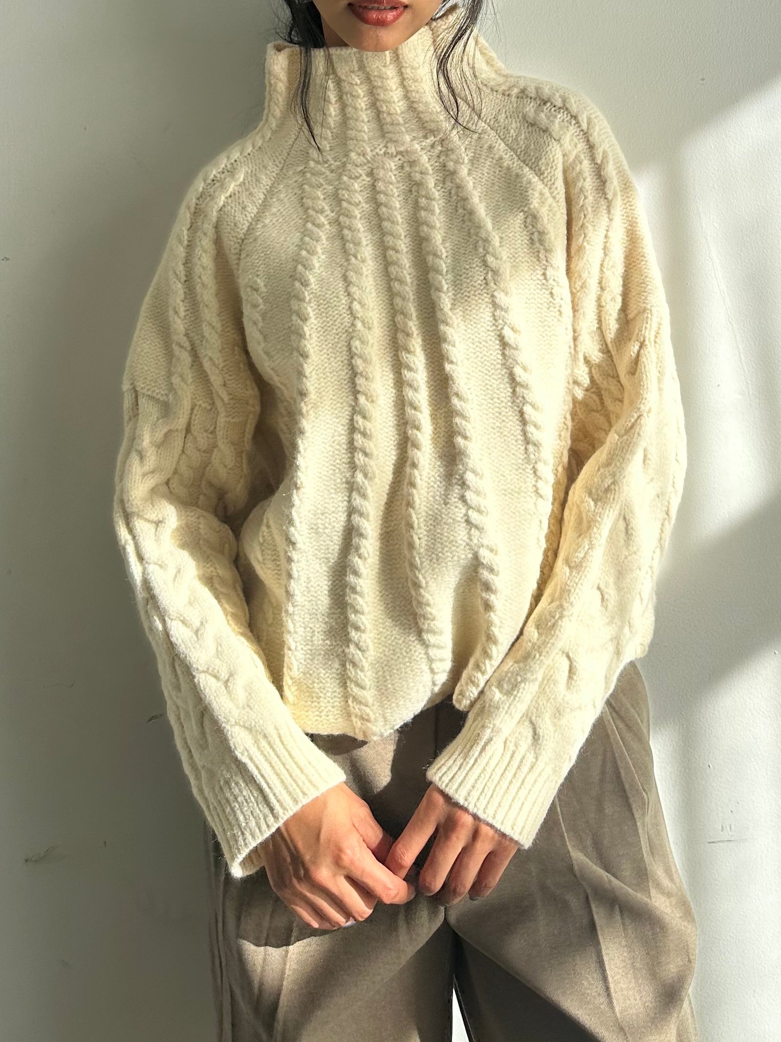 Cable hight neck knit