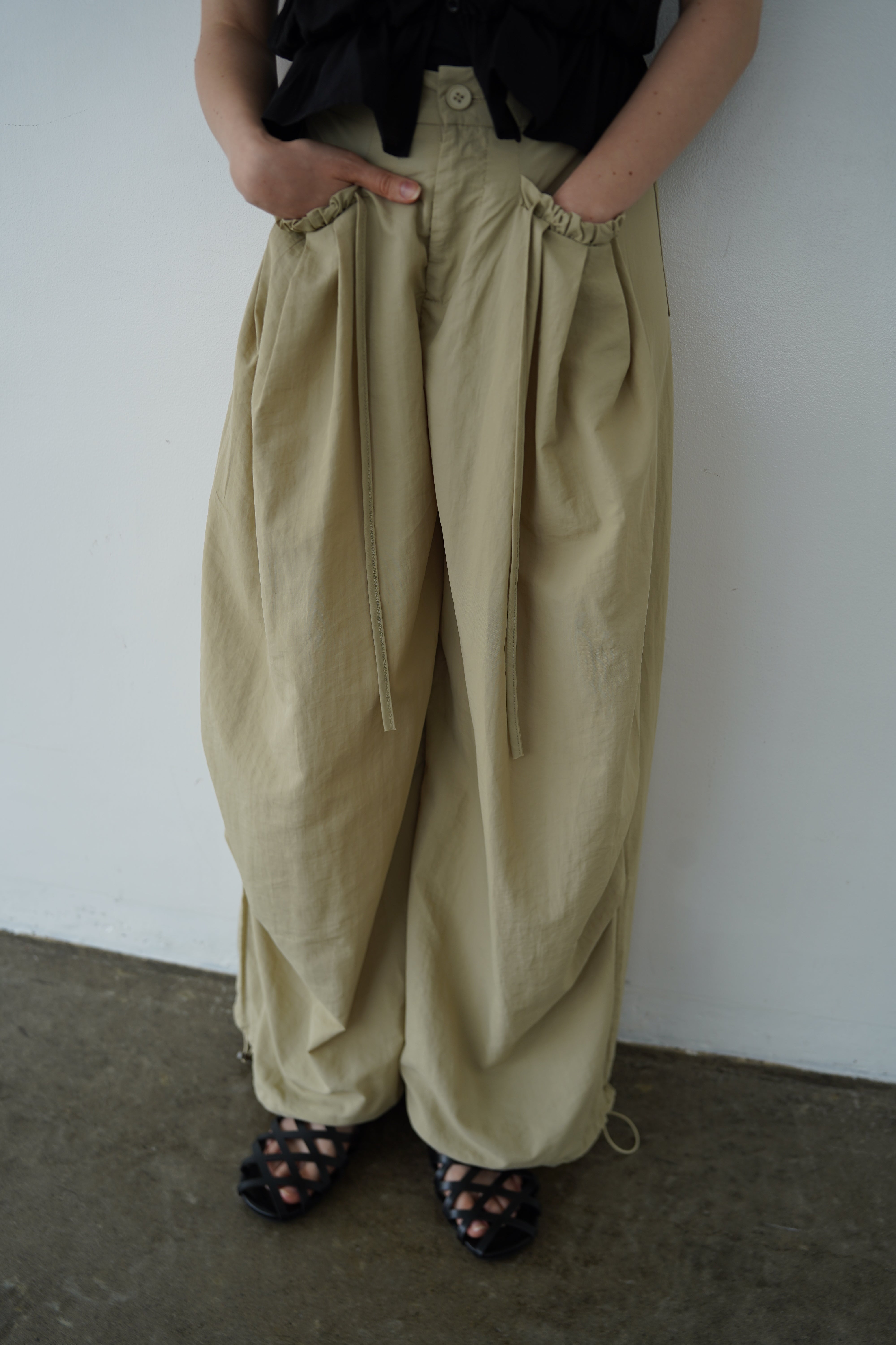Pocket frill parachute pants