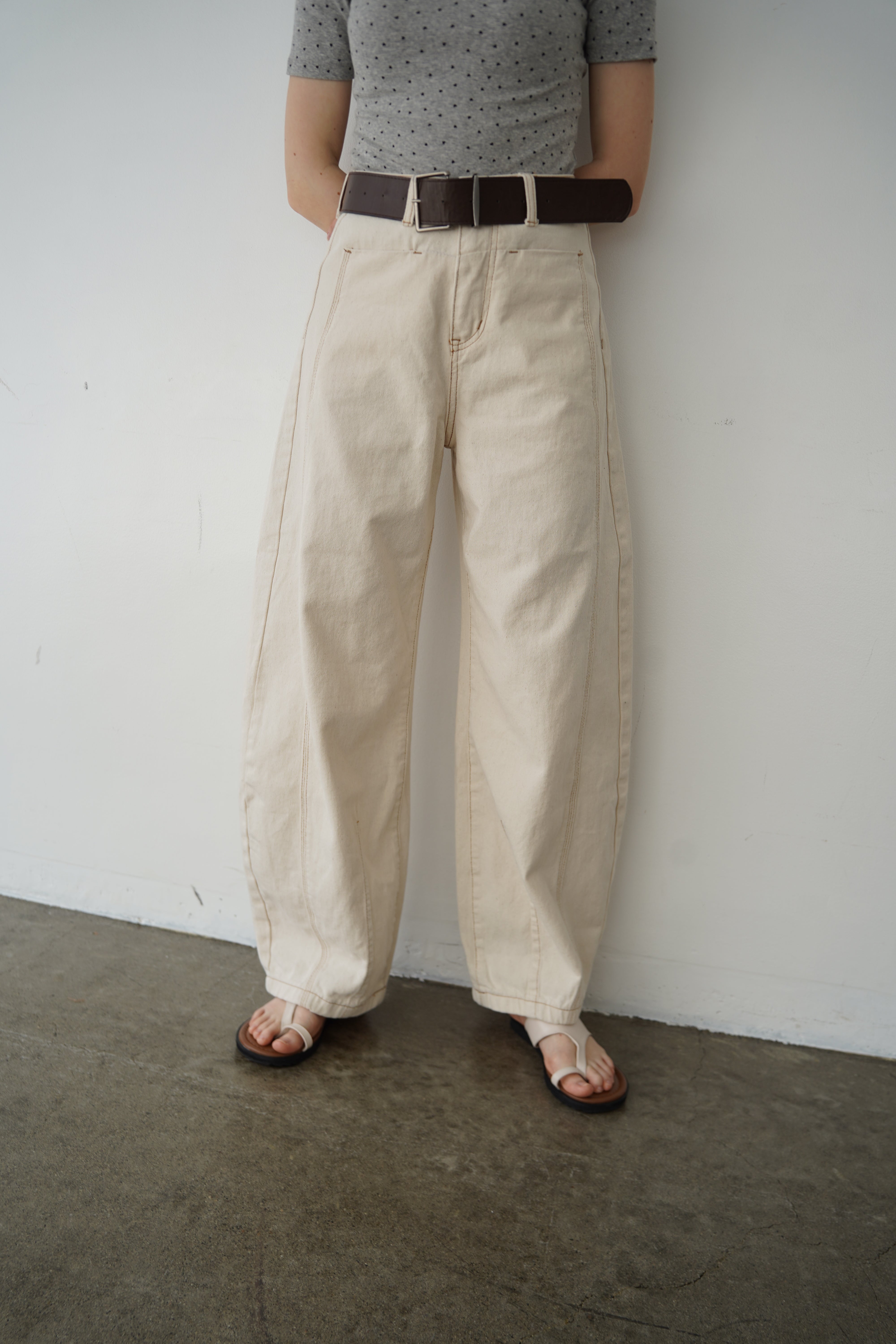 Belt curve denim pants
