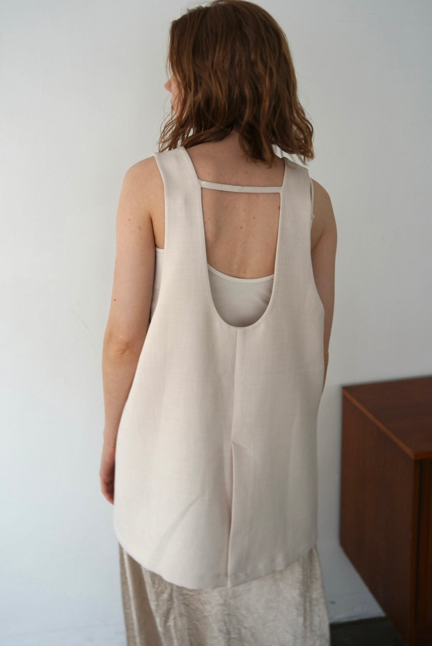Wave neck vest