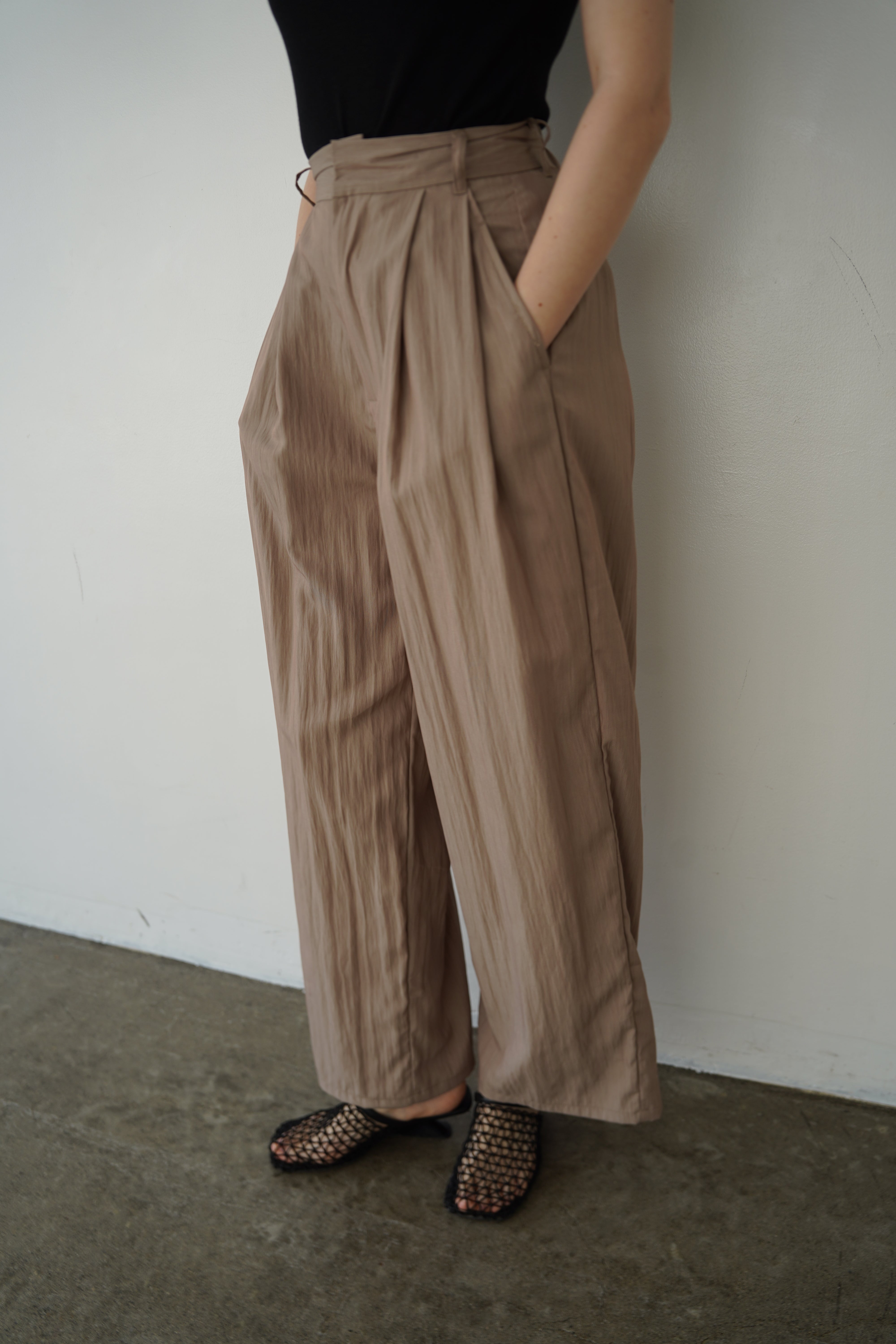 Woven tuck pants