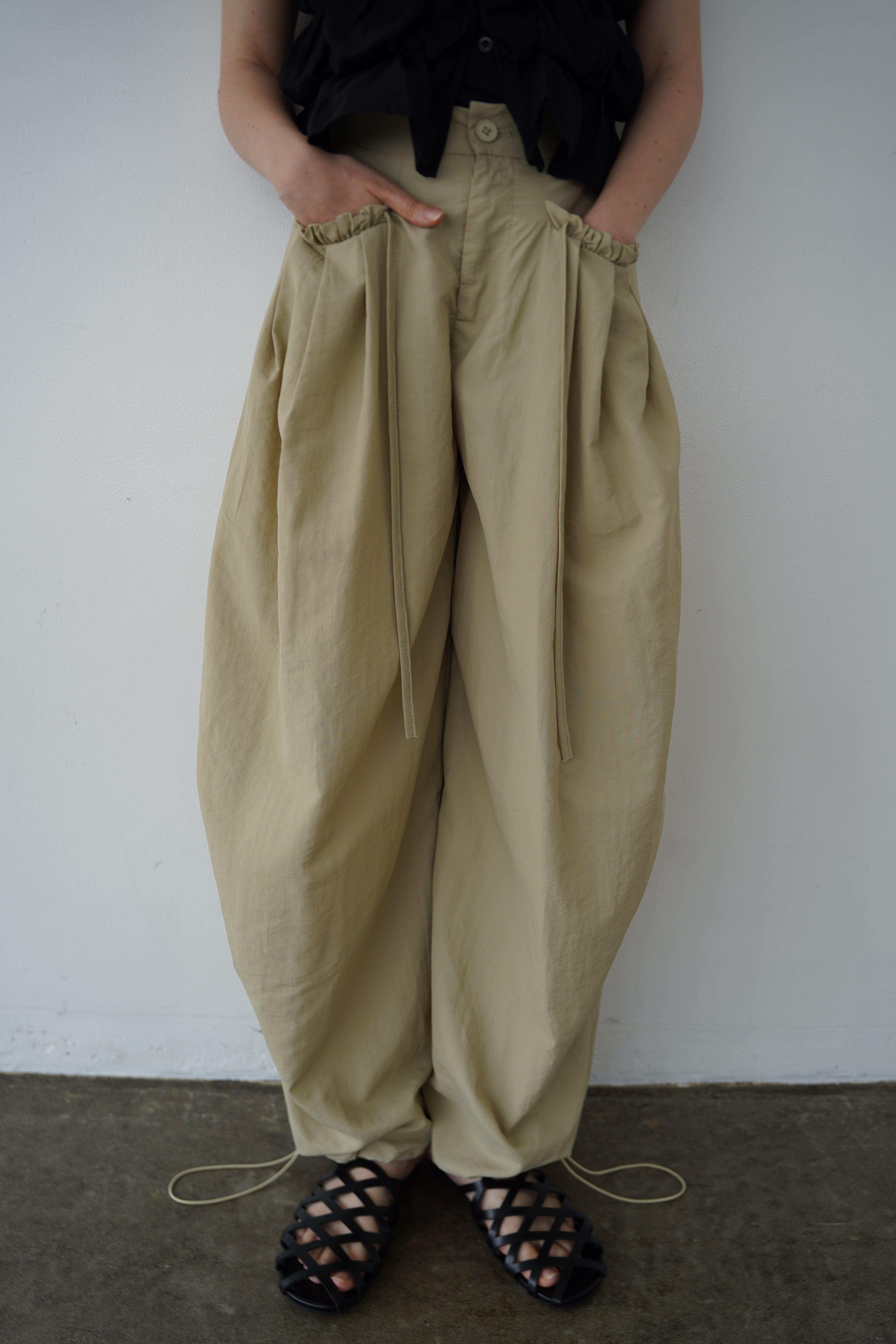 Pocket frill parachute pants