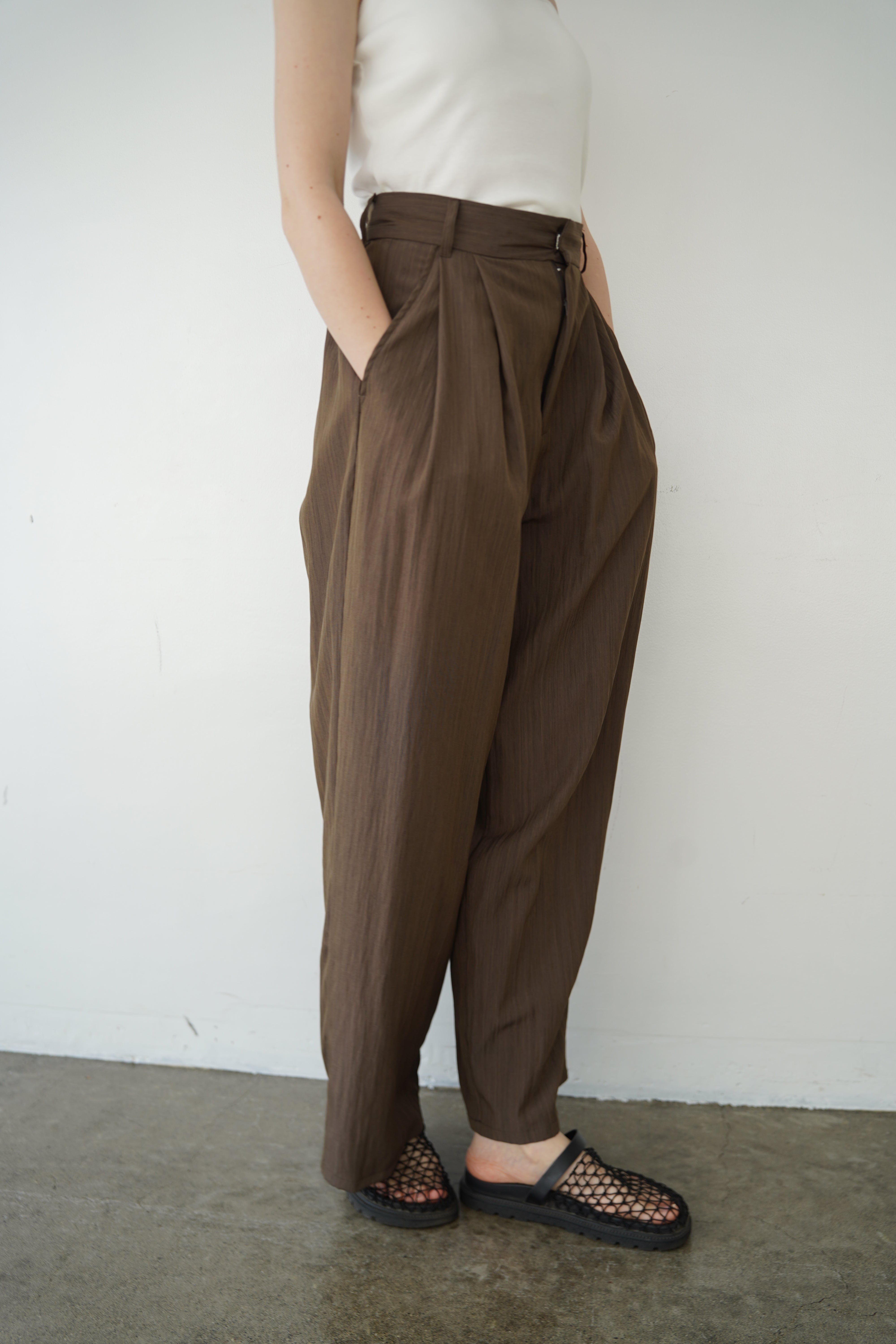 Woven tuck pants