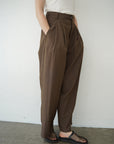 Woven tuck pants